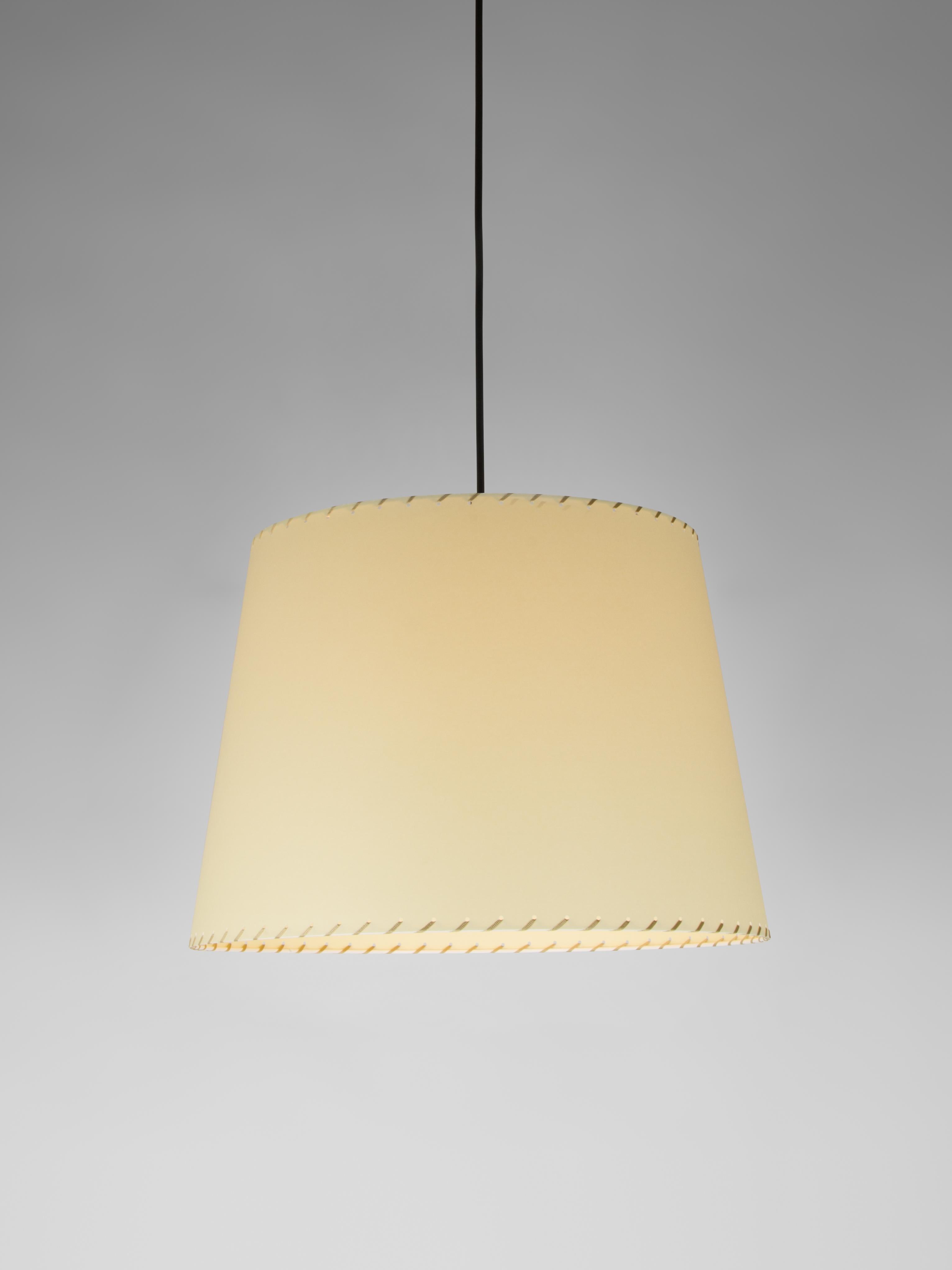 Beige sísísí cónicas GT1 pendant lamp by Santa & Cole
Dimensions: D 45 x H 32 cm
Materials: Metal, stitched parchment.
Available in other colors.
Also available in two lights version.

The conical shape group has multiple finishes and sizes.