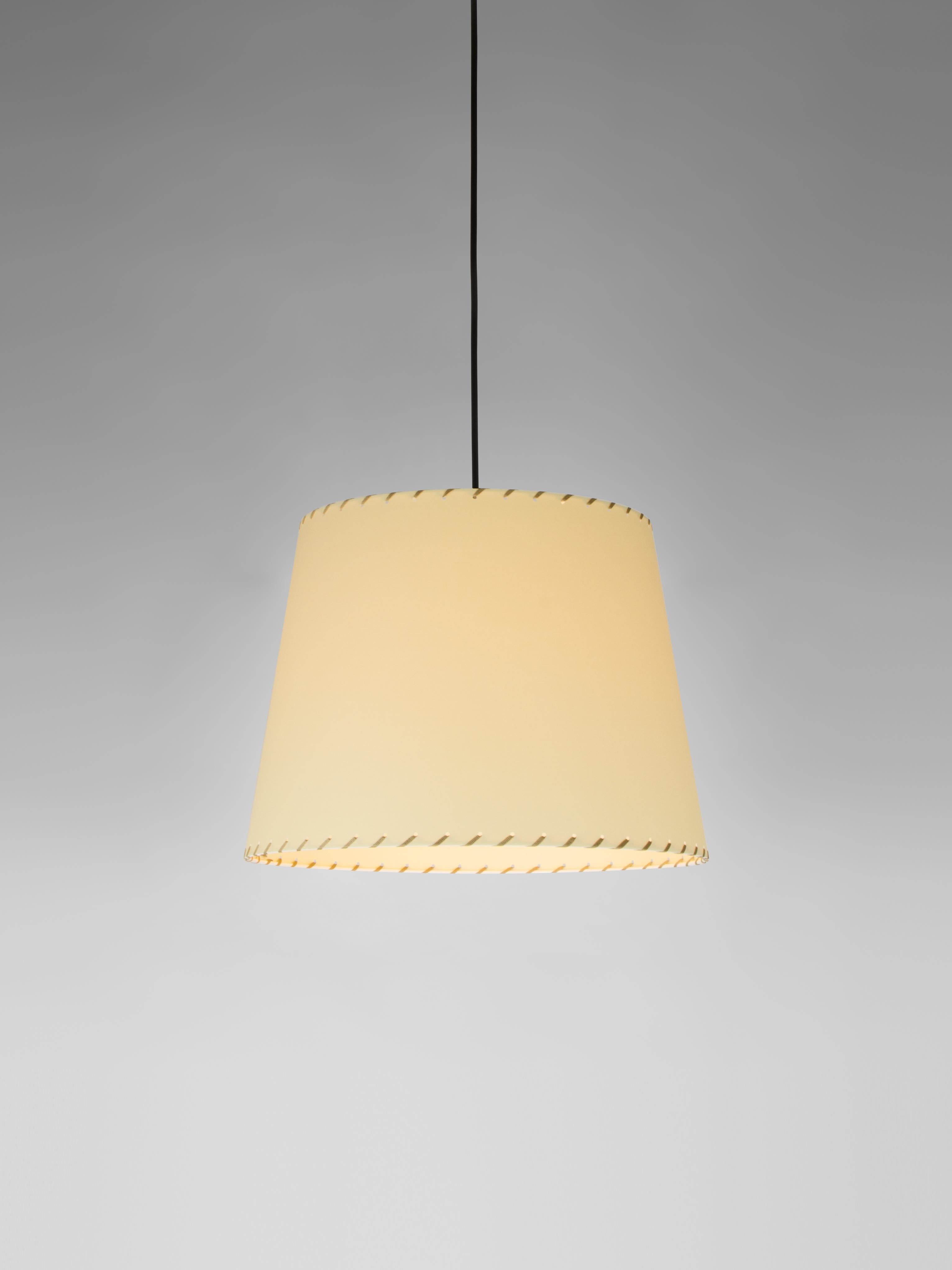 Beige Sísísí Cónicas GT3 pendant lamp by Santa & Cole
Dimensions: D 36 x H 27 cm
Materials: metal, stitched parchment.
Available in other colors.

The conical shape group has multiple finishes and sizes. It consists of four sizes: PT1, MT1, GT1