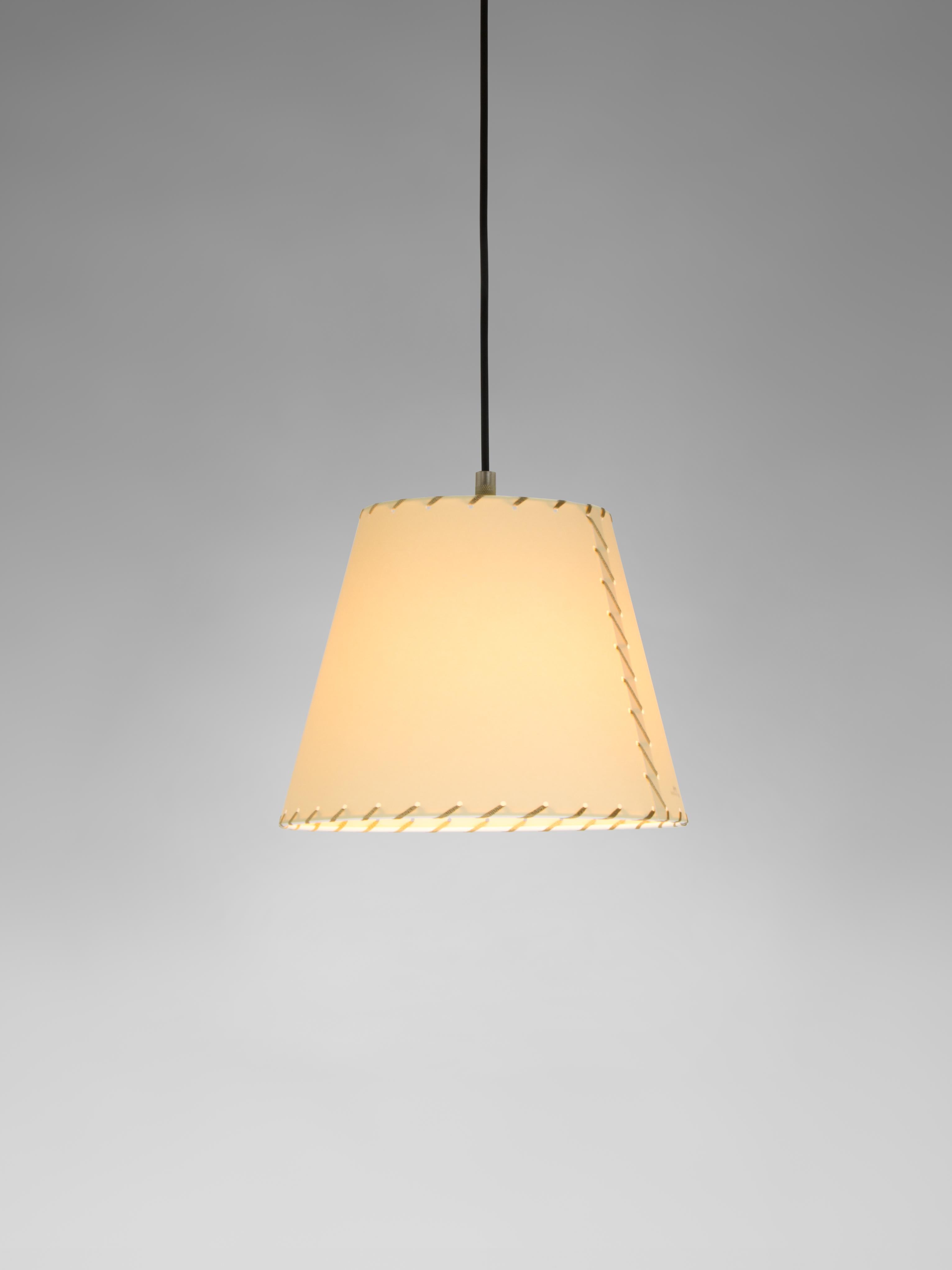 Beige Sísísí Cónicas MT1 pendant lamp by Santa & Cole
Dimensions: D 25 x H 20 cm
Materials: Metal, stitched parchment.
Available in other colors.

The conical shape group has multiple finishes and sizes. It consists of four sizes: PT1, MT1, GT1