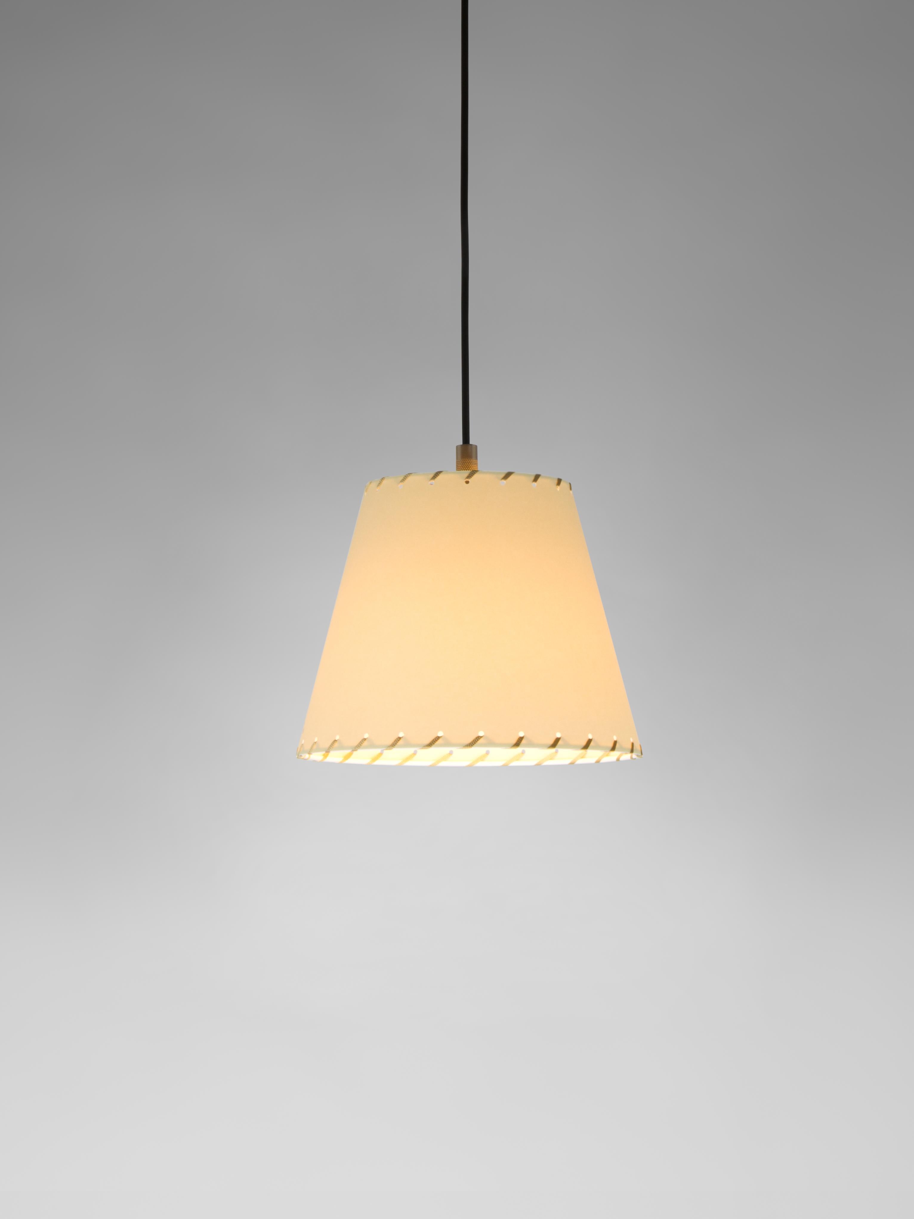 Beige sísísí cónicas PT1 pendant lamp by Santa & Cole
Dimensions: D 20 x H 16 cm
Materials: Metal, stitched parchment.
Available in other colors.

The conical shape group has multiple finishes and sizes. It consists of four sizes: PT1, MT1, GT1