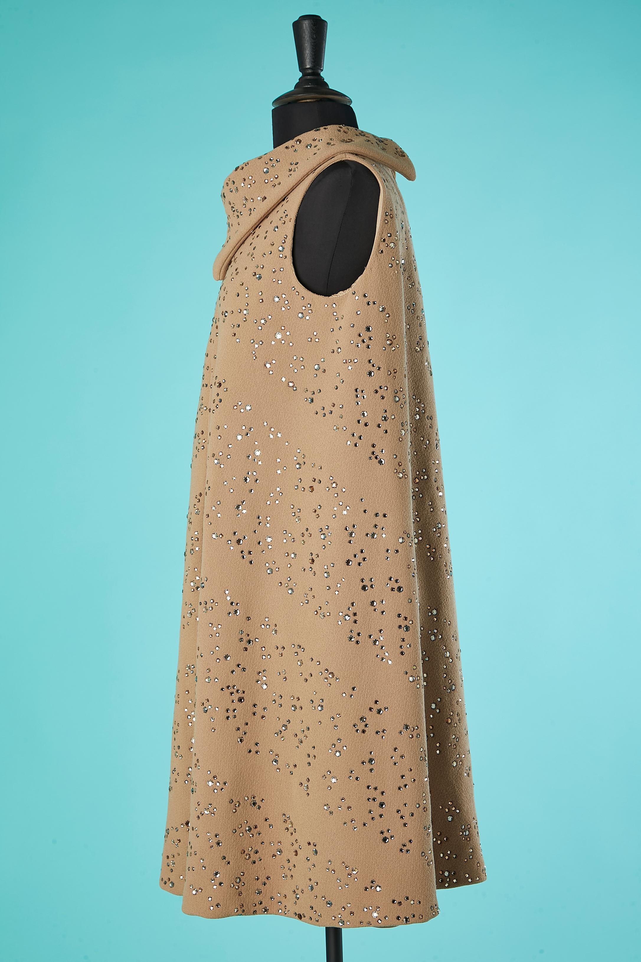 Robe de cocktail sans manches beige avec strass 3 couleurs Pauline Trigère  Excellent état - En vente à Saint-Ouen-Sur-Seine, FR