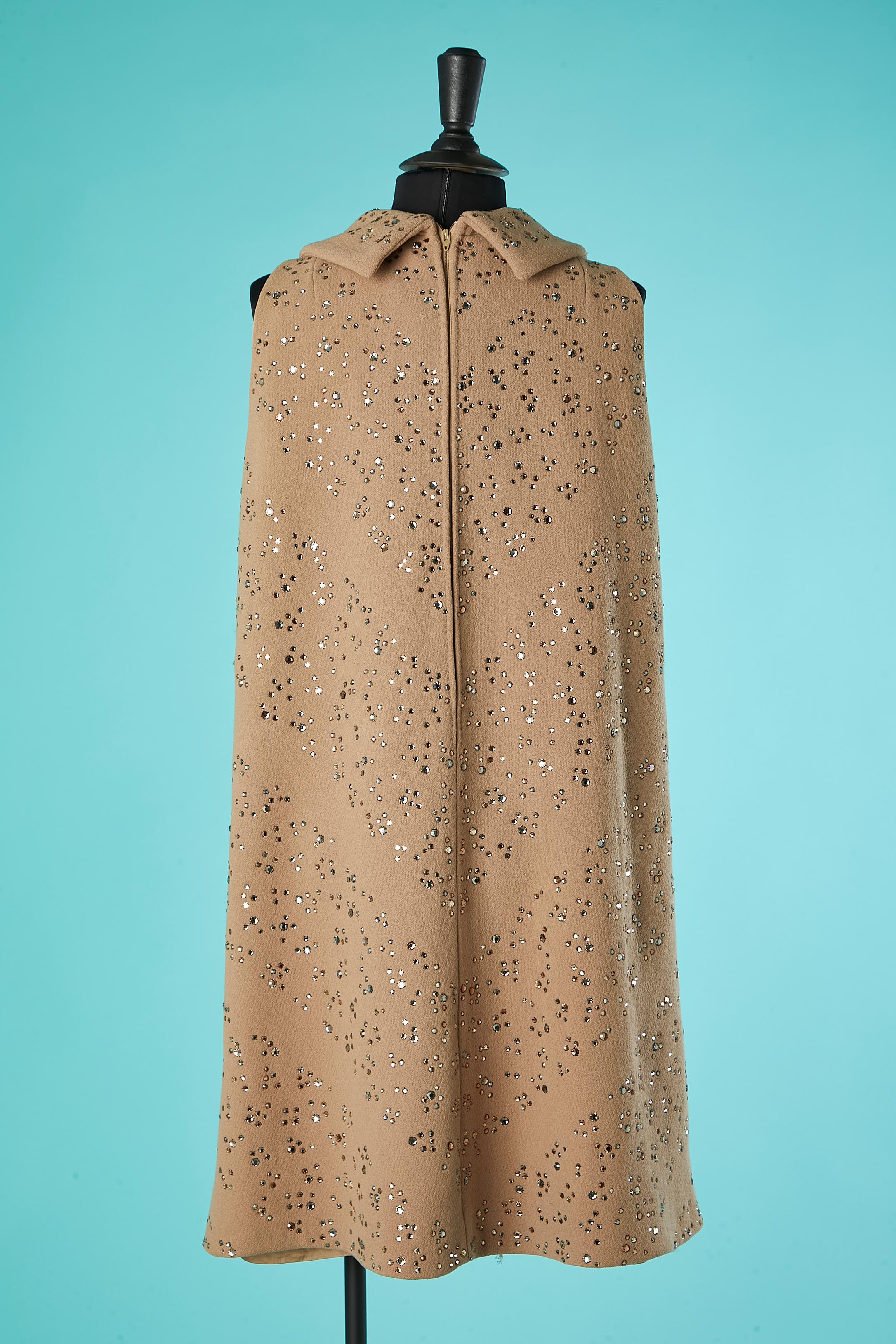 Robe de cocktail sans manches beige avec strass 3 couleurs Pauline Trigère  Pour femmes en vente