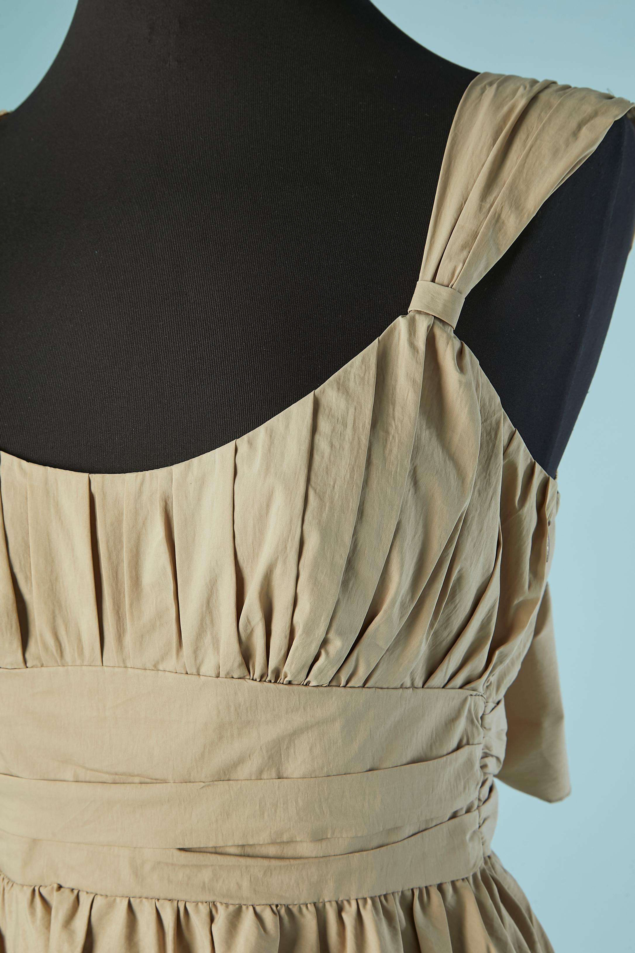 Vestido beige de algodón sin mangas. No hay etiqueta de composición del tejido, pero el forro es probablemente de rayón. 
Cremallera invisible y cierre de corchete en el lado izquierdo. Drapeado en el busto y en la cintura. 
TALLA 40 (It) 36 (Fr) XS 