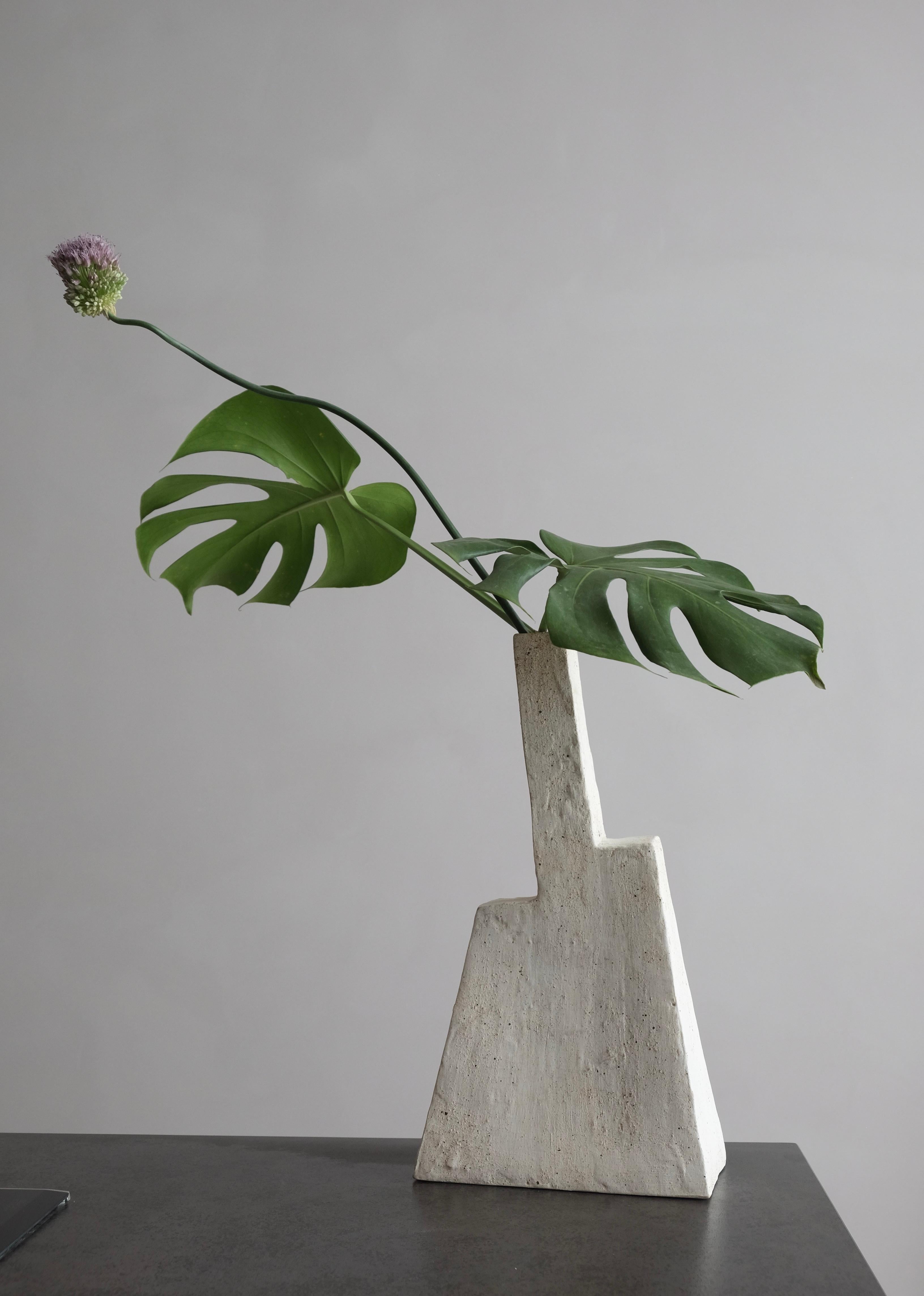 XXI secolo e contemporaneo Vaso in ceramica a spalla inclinata beige con Silhouette pulita, Minimalismo (set di 2) in vendita