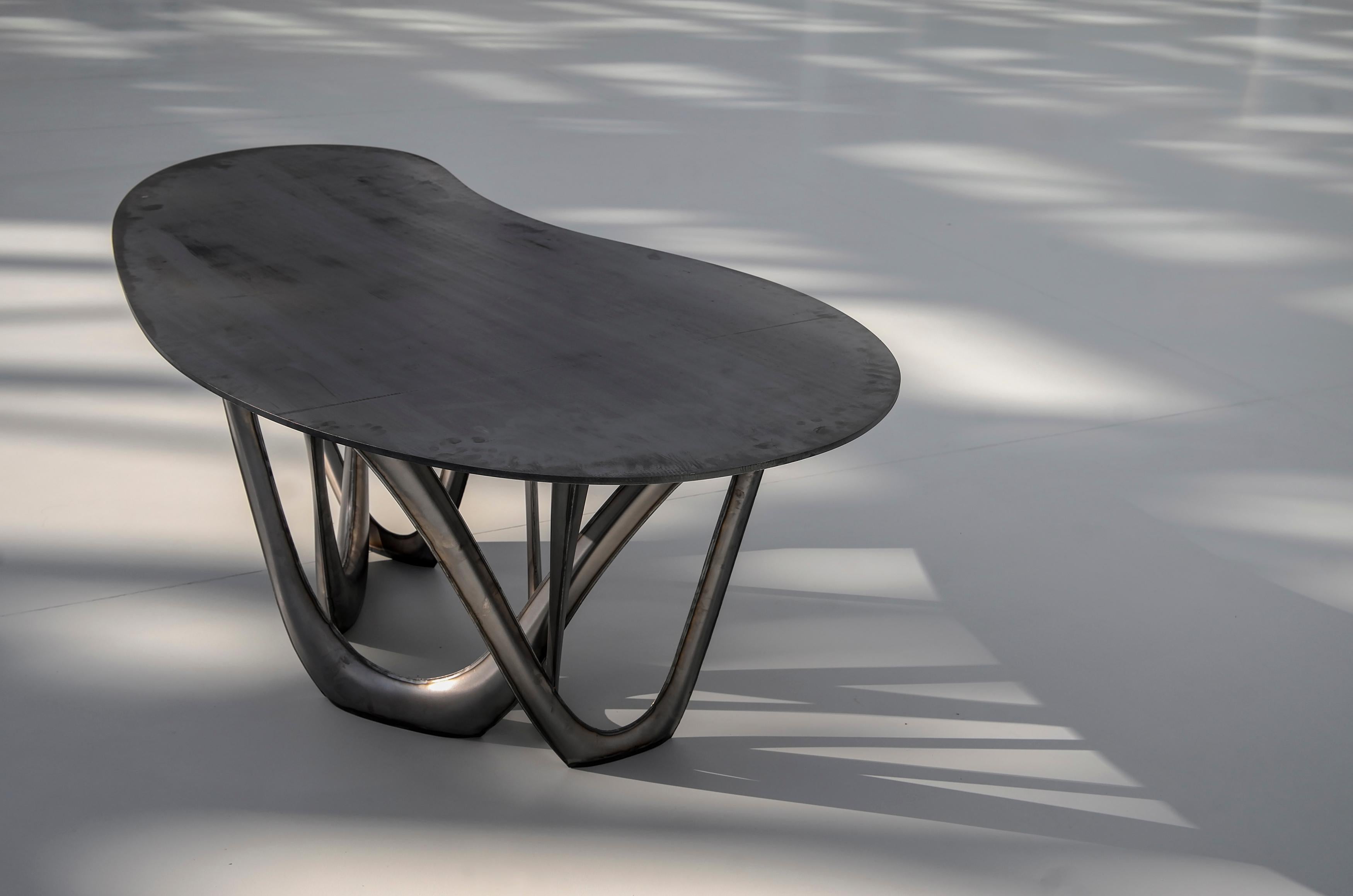 Skulpturaler G-Table aus Stahl von Zieta in Beige (Organische Moderne) im Angebot