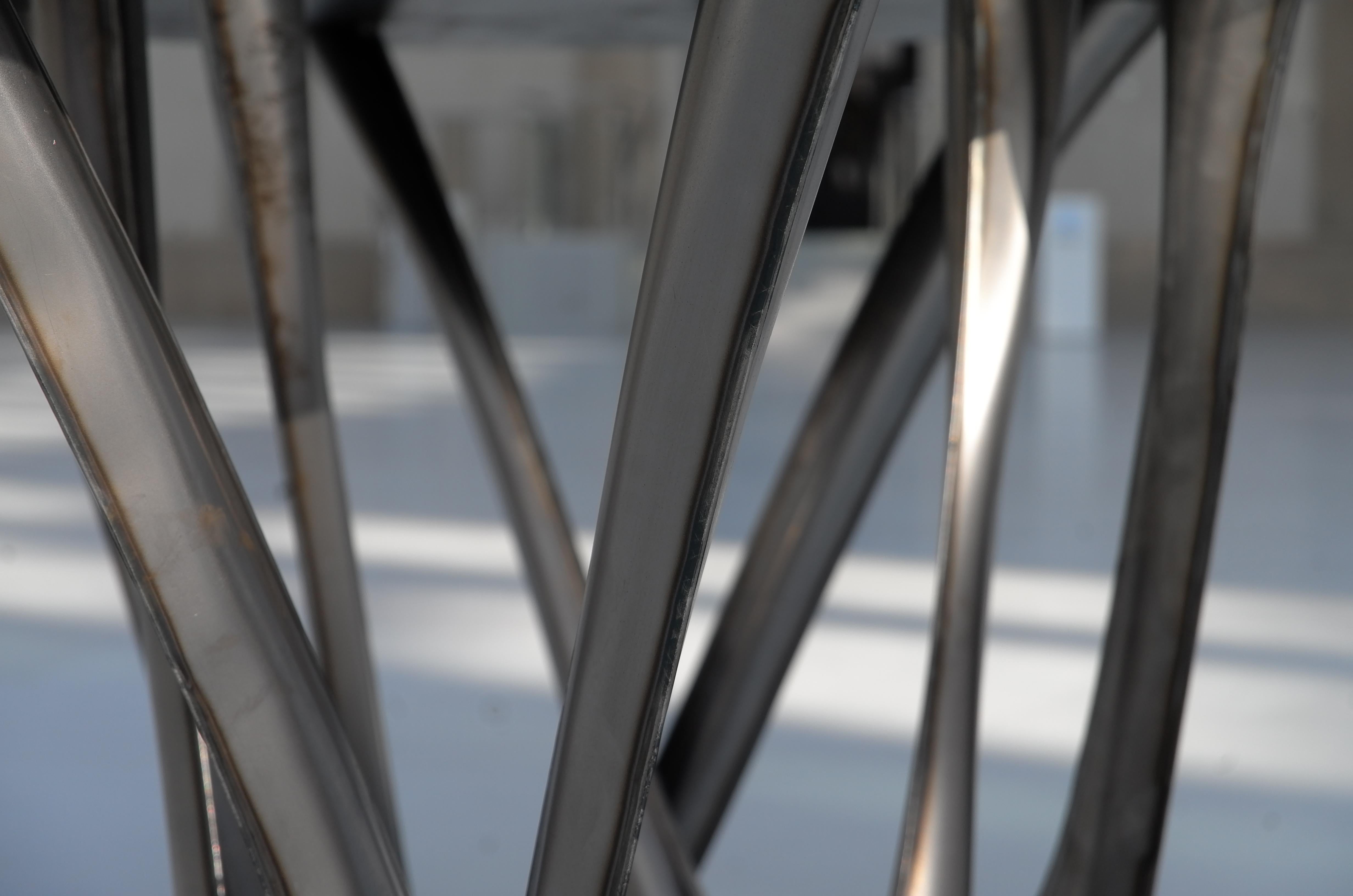 Skulpturaler G-Table aus Stahl von Zieta in Beige im Angebot 1