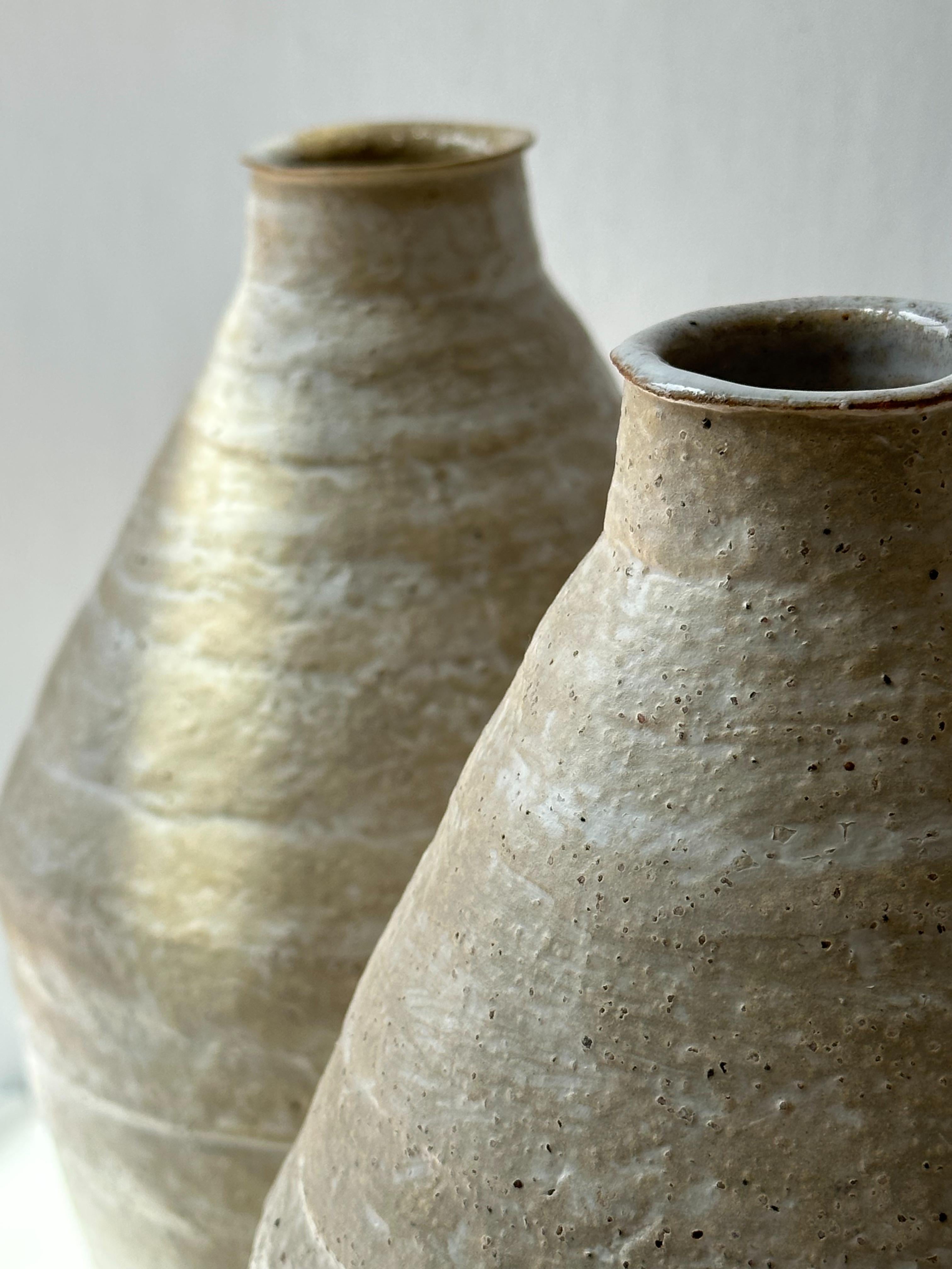 Postmoderne Vase Amphora en grès beige d'Elena Vasilantonaki en vente