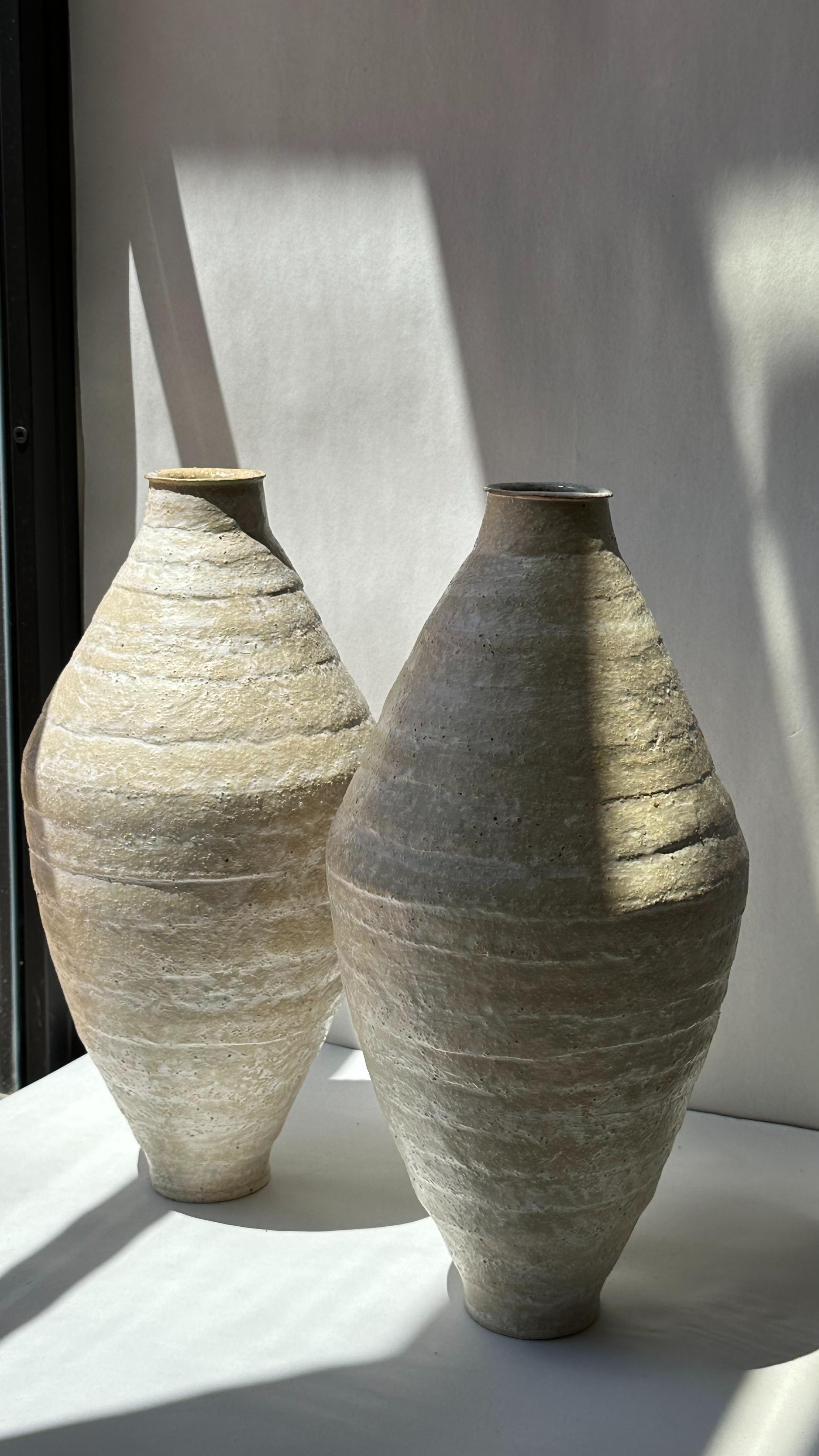 Vase Amphora en grès beige d'Elena Vasilantonaki Neuf - En vente à Geneve, CH
