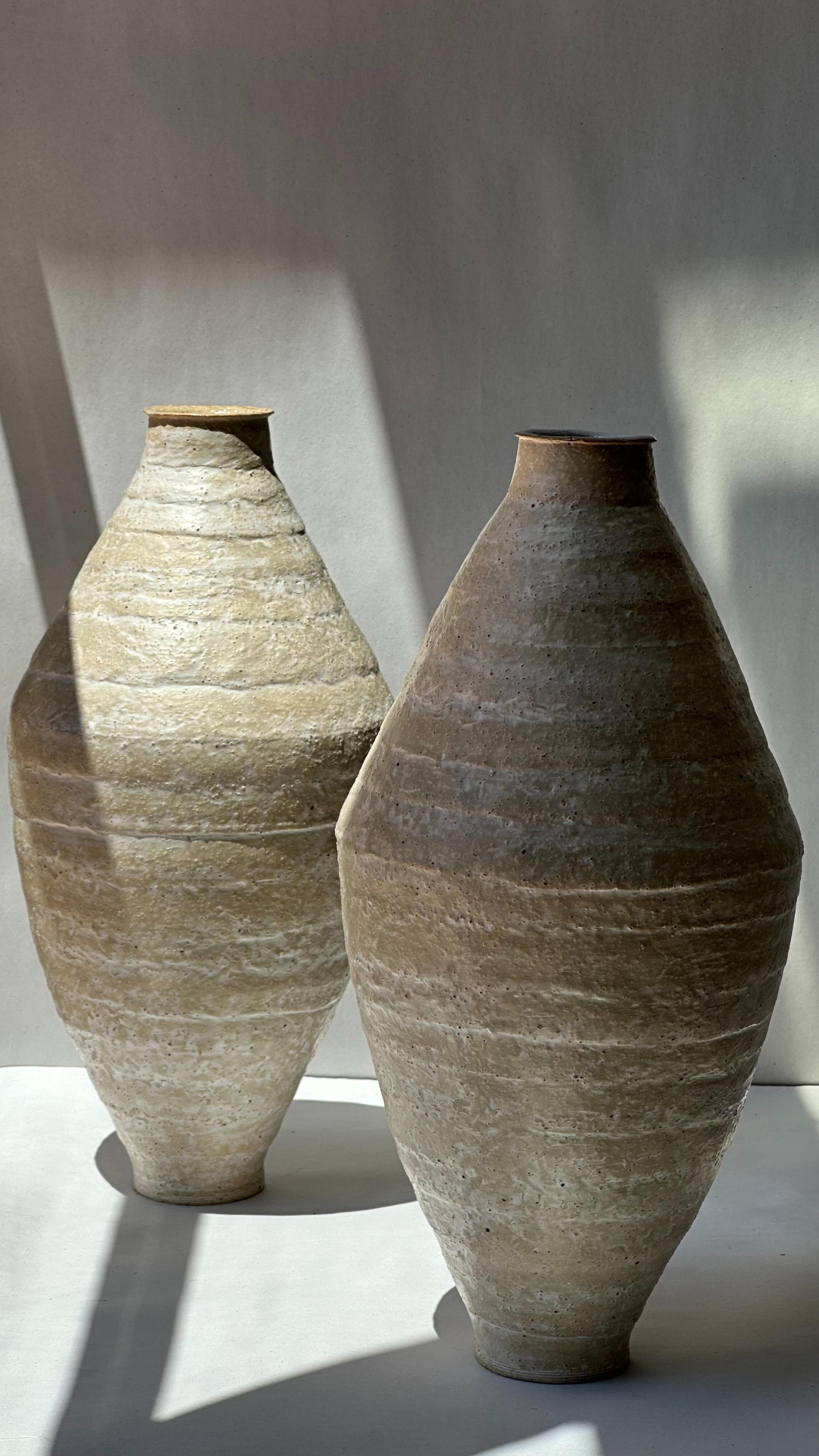 XXIe siècle et contemporain Vase Amphora en grès beige d'Elena Vasilantonaki en vente