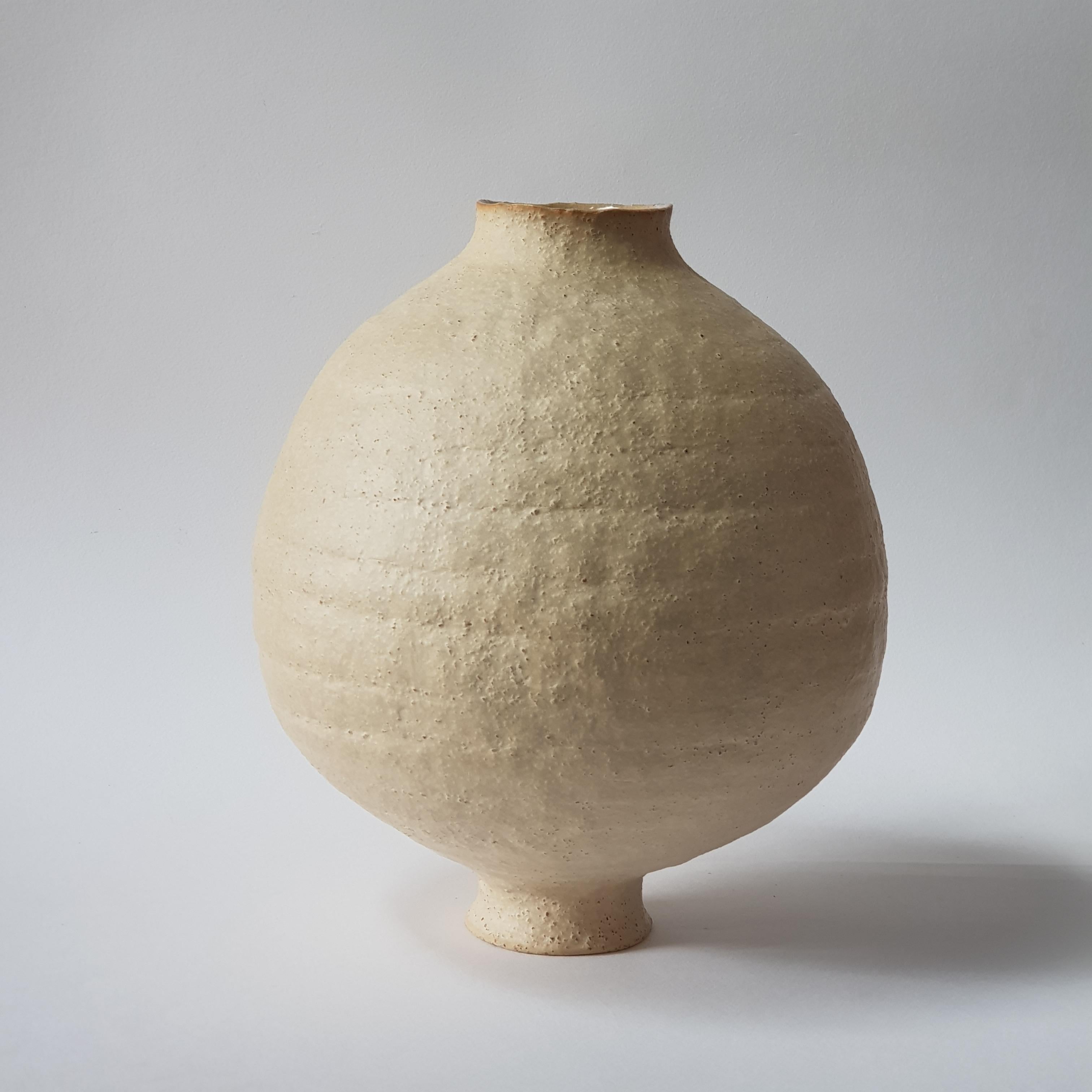 Jarre à lune en grès beige par Elena Vasilantonaki en vente 10