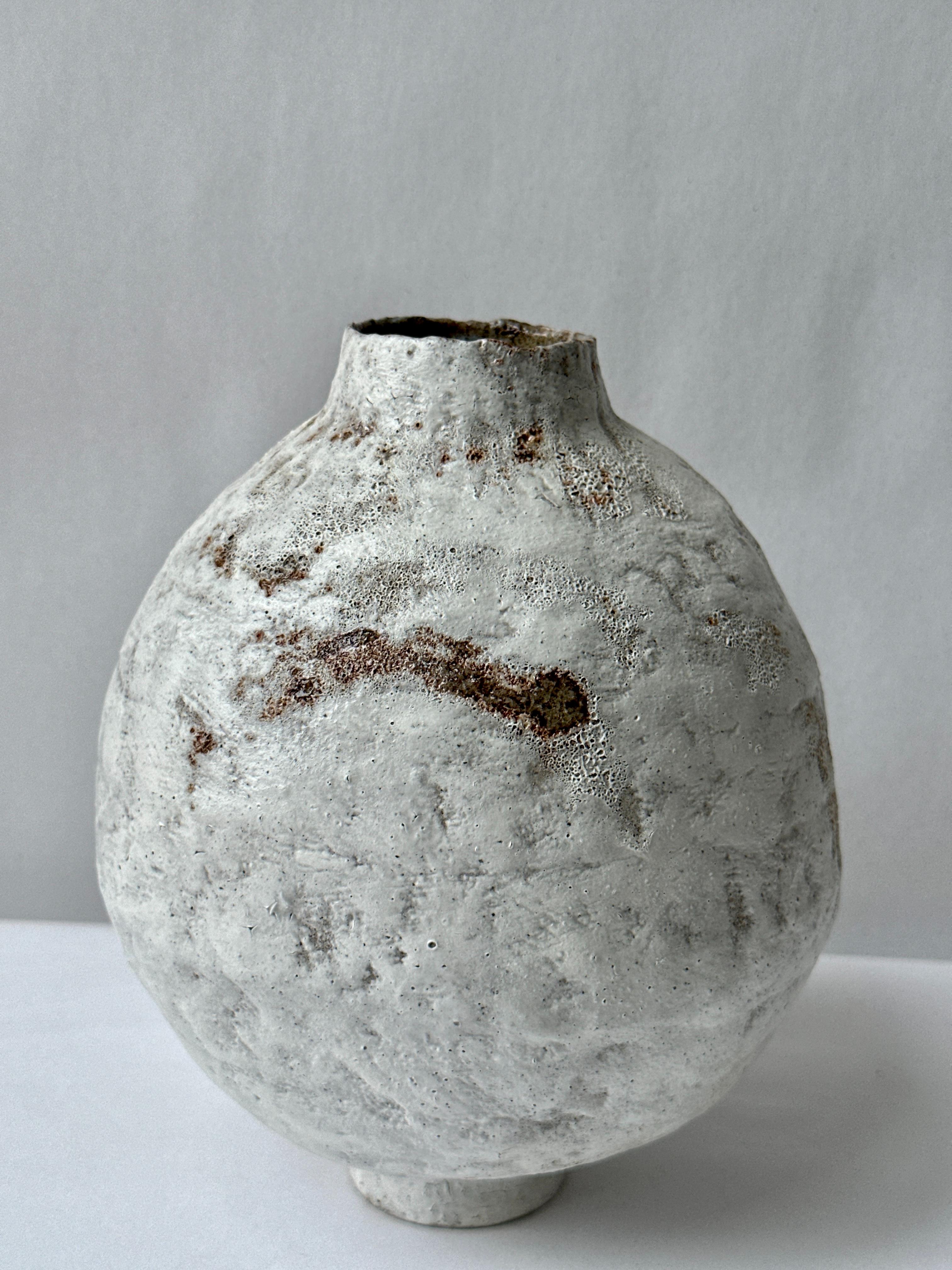 Poterie Jarre à lune en grès beige par Elena Vasilantonaki en vente