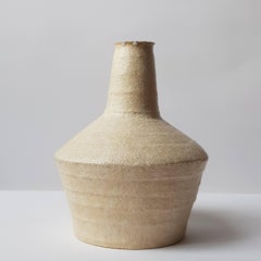 Vaso Lagynos in gres beige di Elena Vasilantonaki