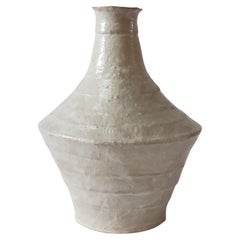Vase Lagynos en grès beige d'Elena Vasilantonaki