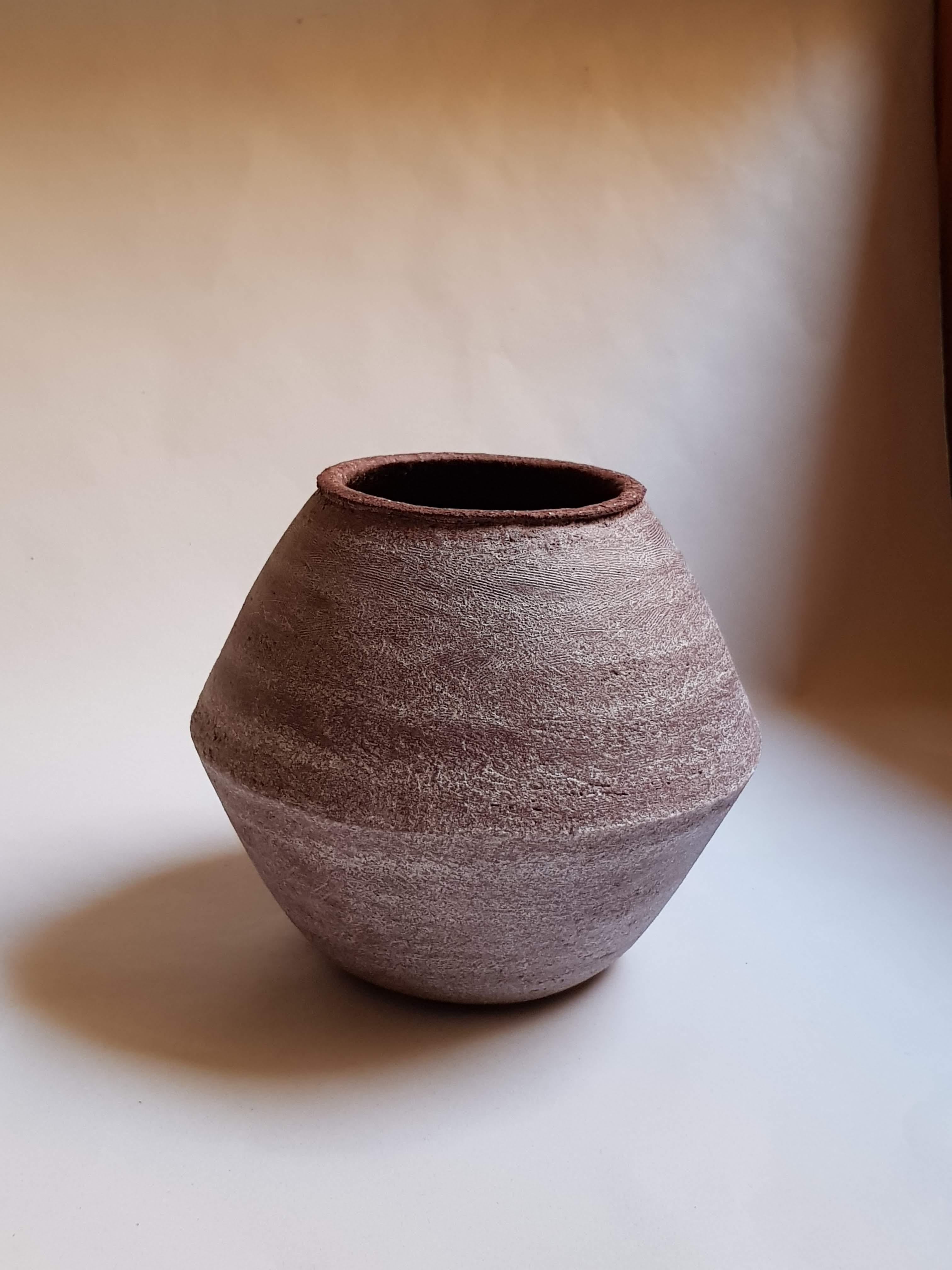 Beige Stoneware Sfondyli I Vase by Elena Vasilantonaki In New Condition For Sale In Geneve, CH