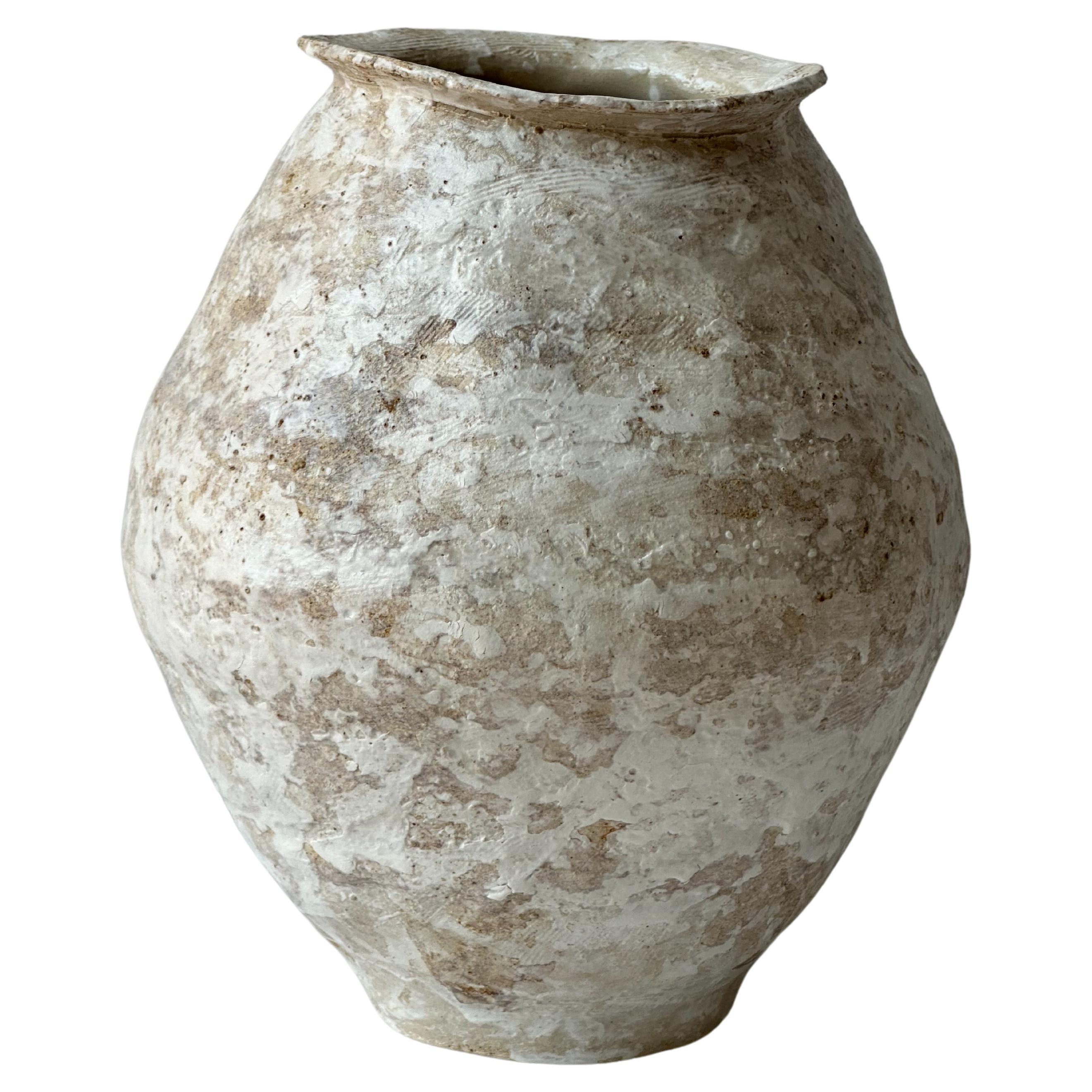 Vase Sfondyli I en grès beige d'Elena Vasilantonaki