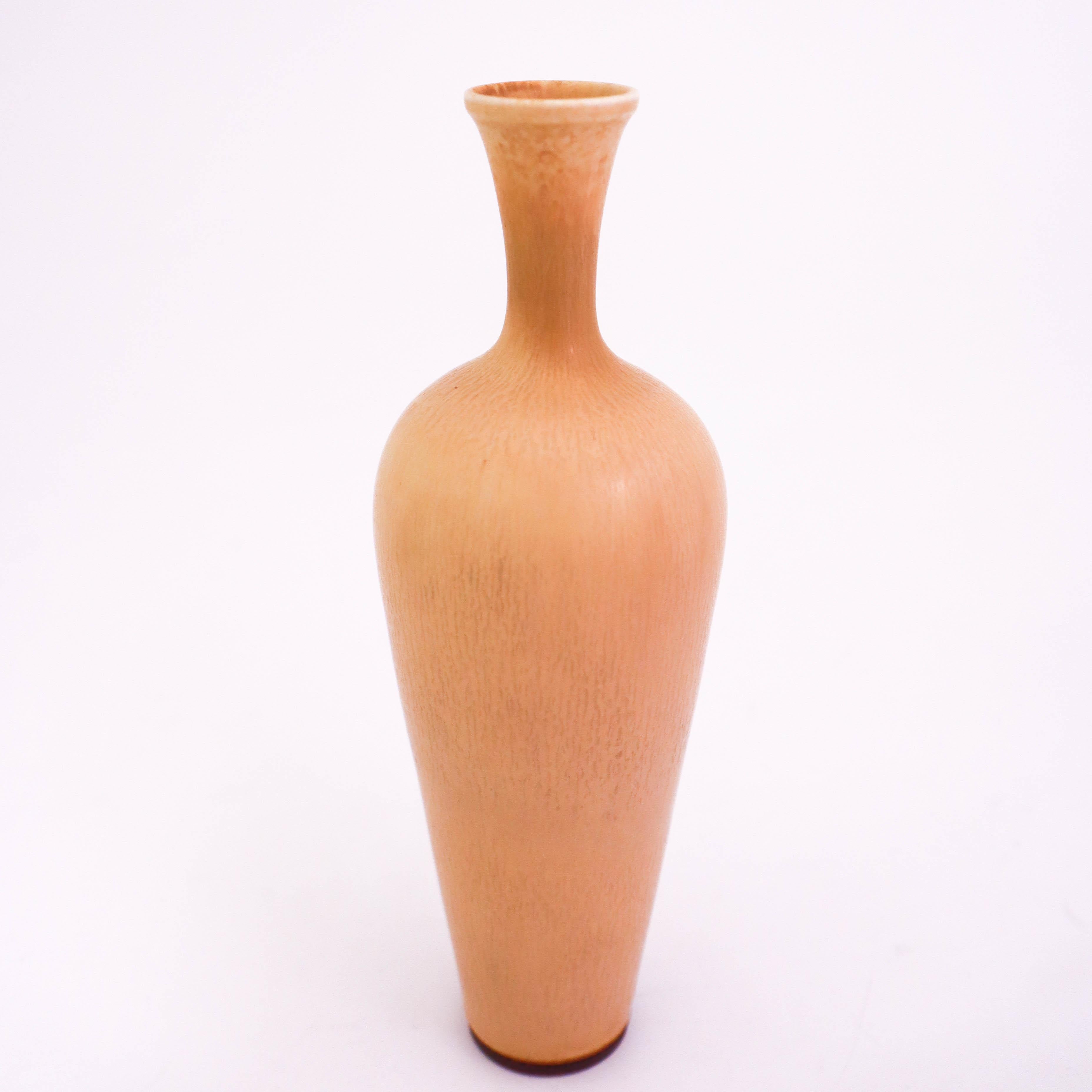 Un vase en grès beige conçu par Berndt Friberg de Gustavsberg. Le vase mesure 17,5 cm. Il est en très bon état.