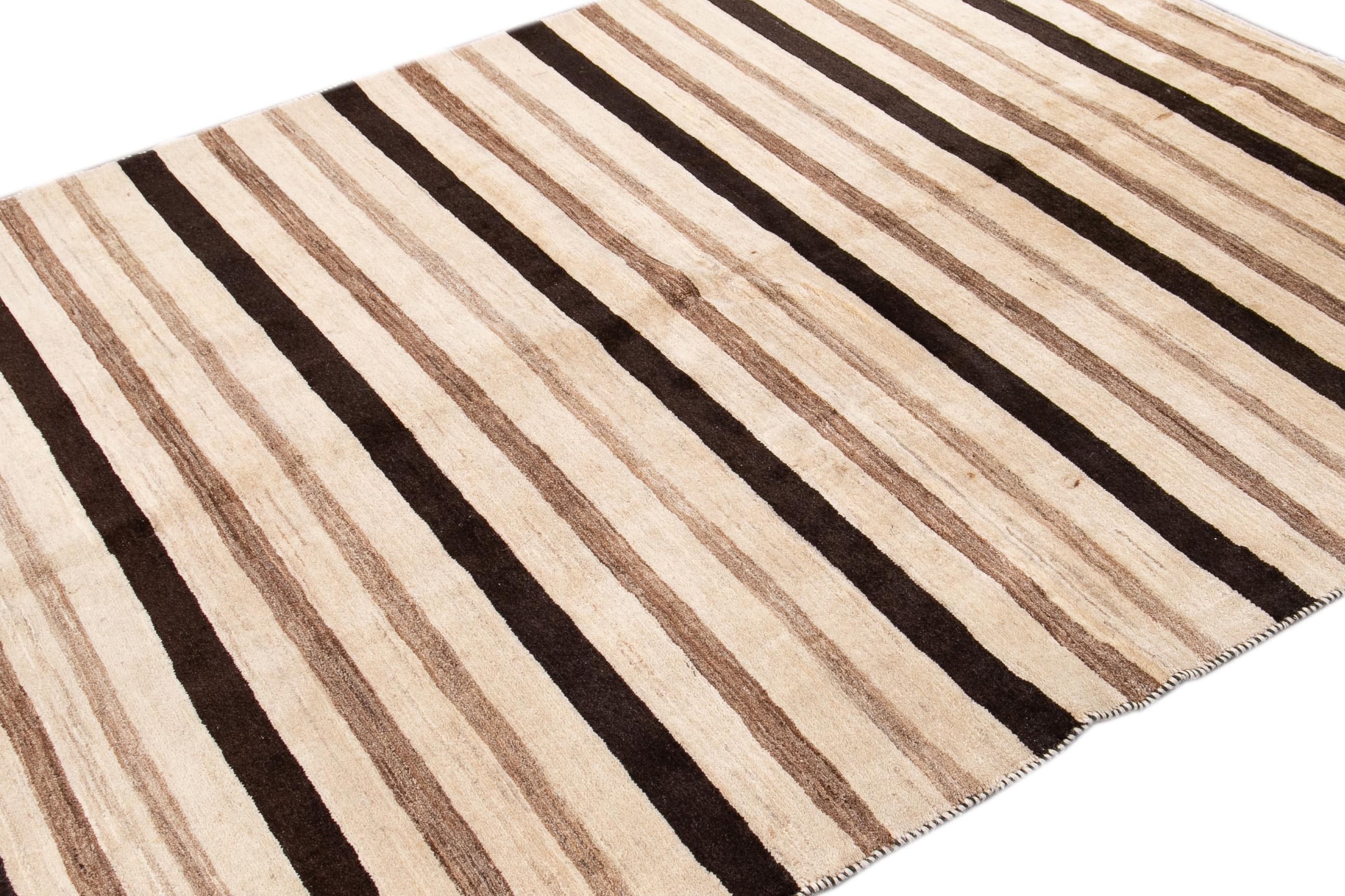 Moderner Gabbeh Handgefertigter Wollteppich in Beige mit Streifen (Persisch) im Angebot