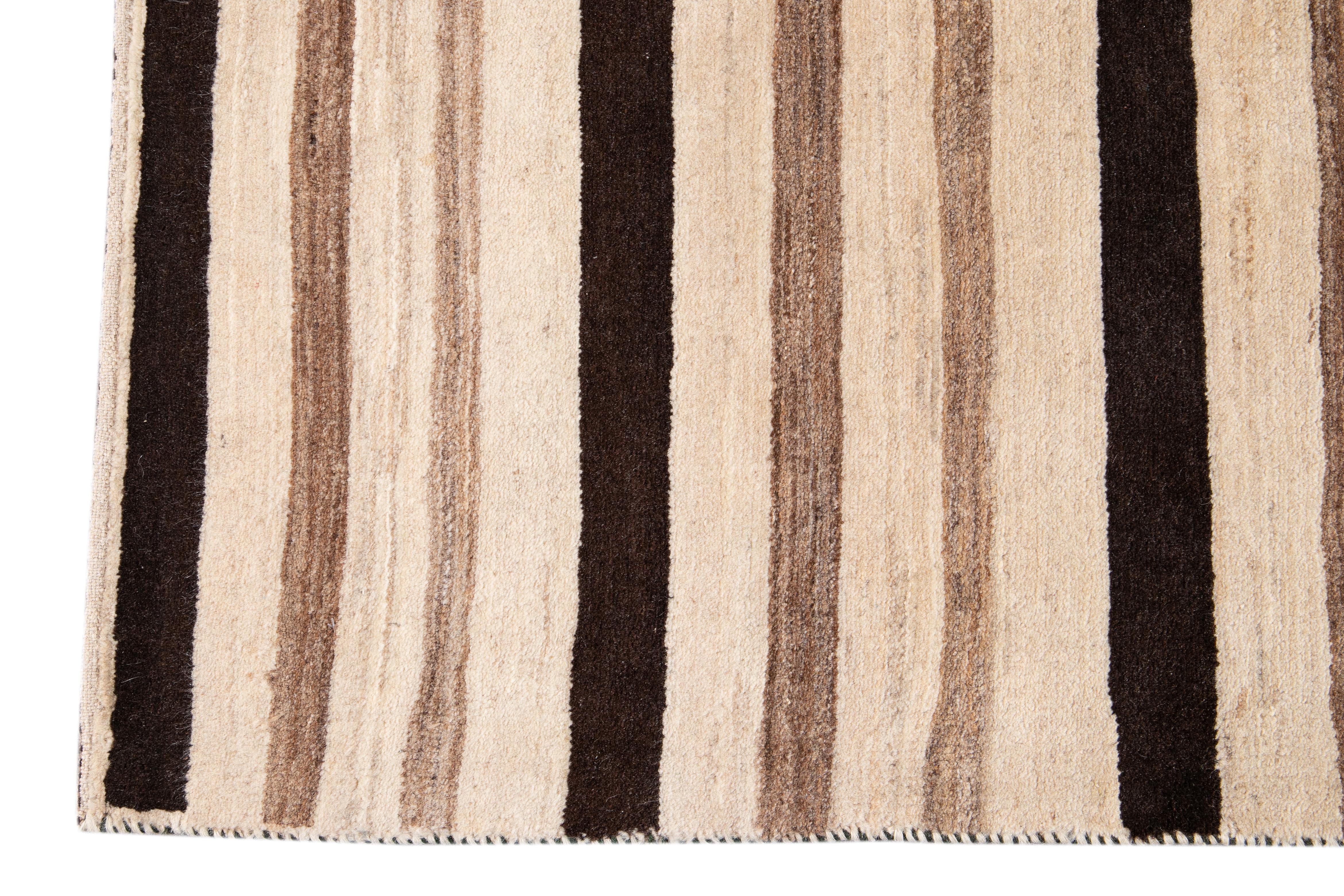 Moderner Gabbeh Handgefertigter Wollteppich in Beige mit Streifen (Handgeknüpft) im Angebot