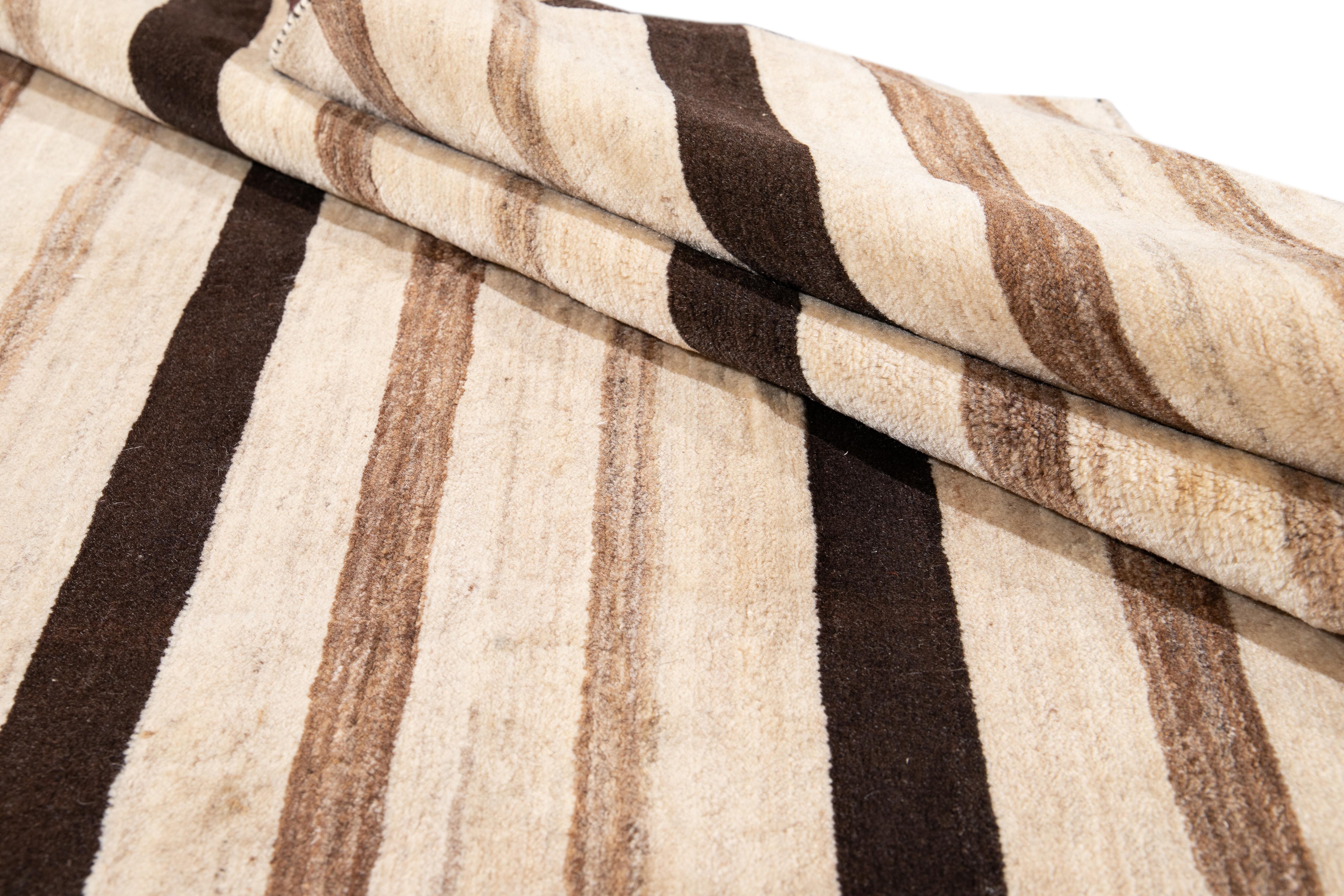 Moderner Gabbeh Handgefertigter Wollteppich in Beige mit Streifen im Zustand „Neu“ im Angebot in Norwalk, CT