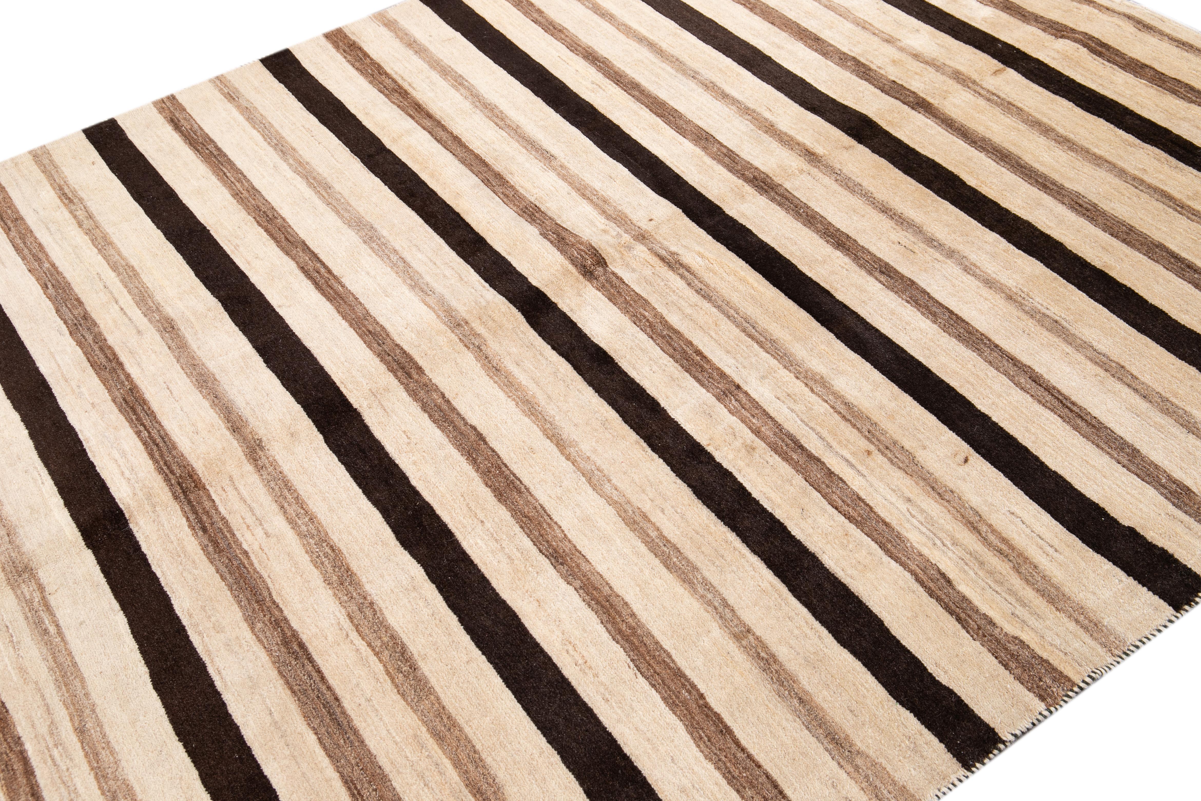 Moderner Gabbeh Handgefertigter Wollteppich in Beige mit Streifen (21. Jahrhundert und zeitgenössisch) im Angebot