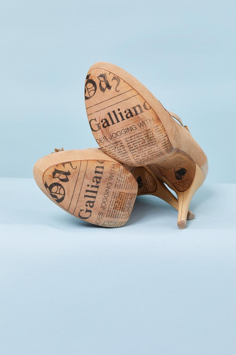 Donna Mocassino a spillo in pelle e camoscio beige con cavigliera JOHN GALLIANO in vendita