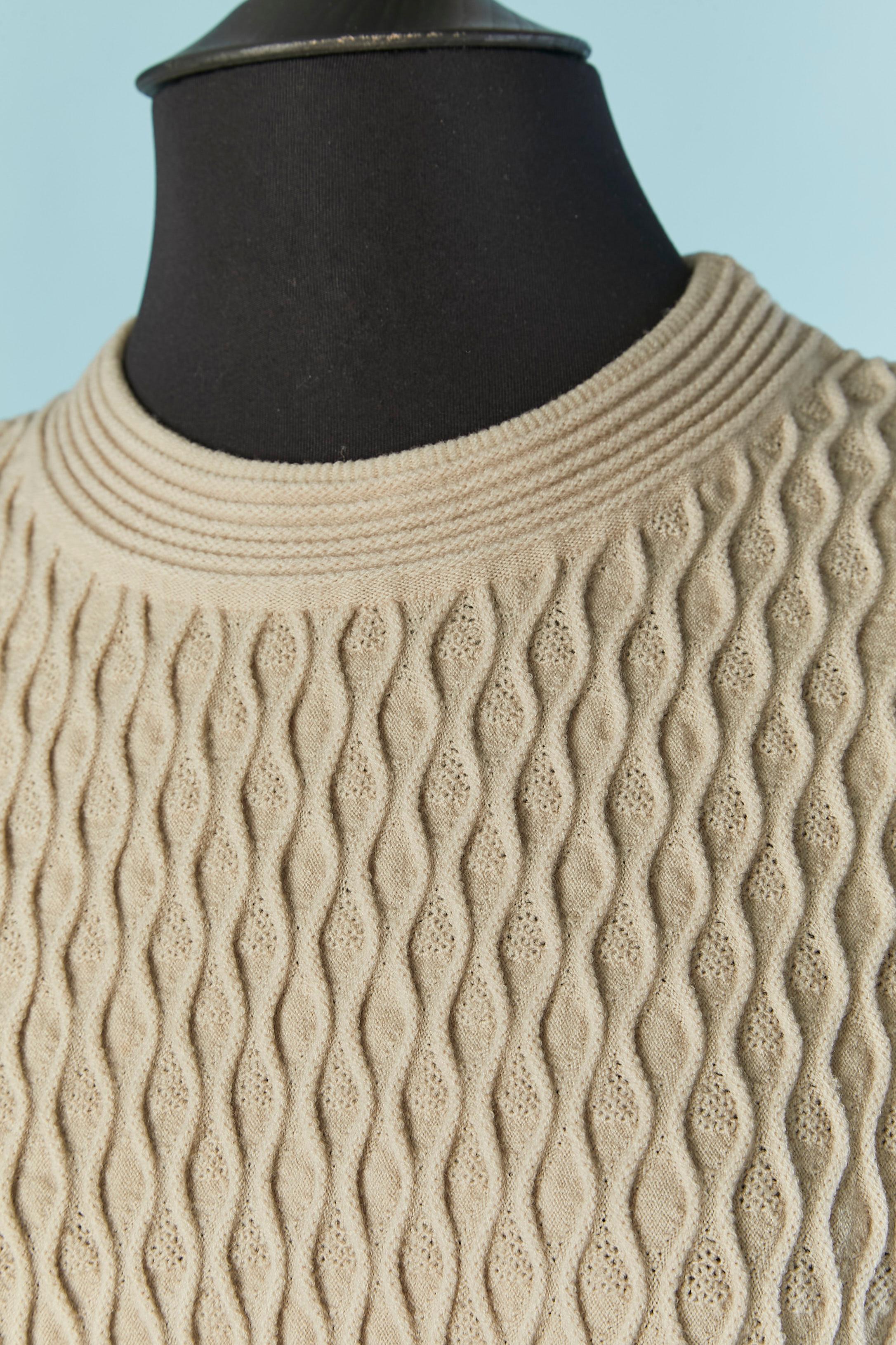Beige sweater and skirt jacquard. Knit composition: 71% wool, 25% polyester, 3% nylon, 1% elastane. 
SIZE M