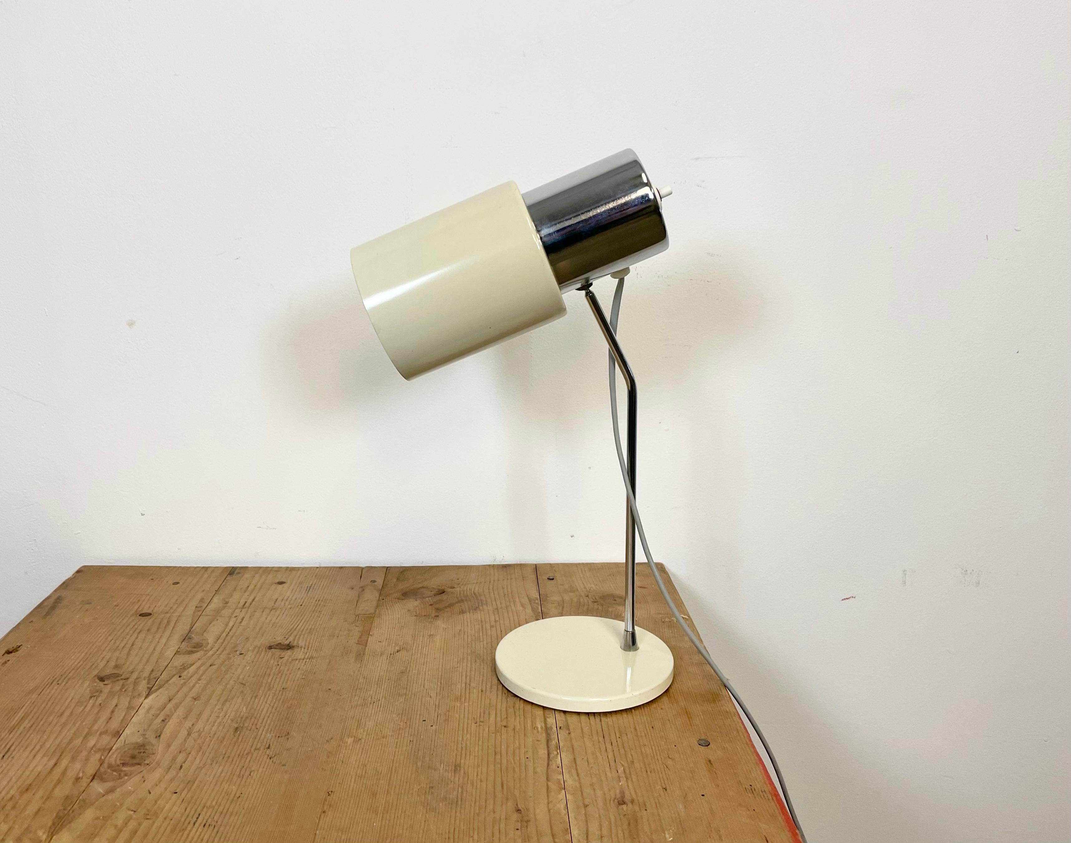 This table lamp, Napako model 1636, was designed by Josef Hurka and produced in former Czechoslovakia by Napako during the 1970s. Fully functional. Good vintage condition. The socket requires E 27 lightbulbs.