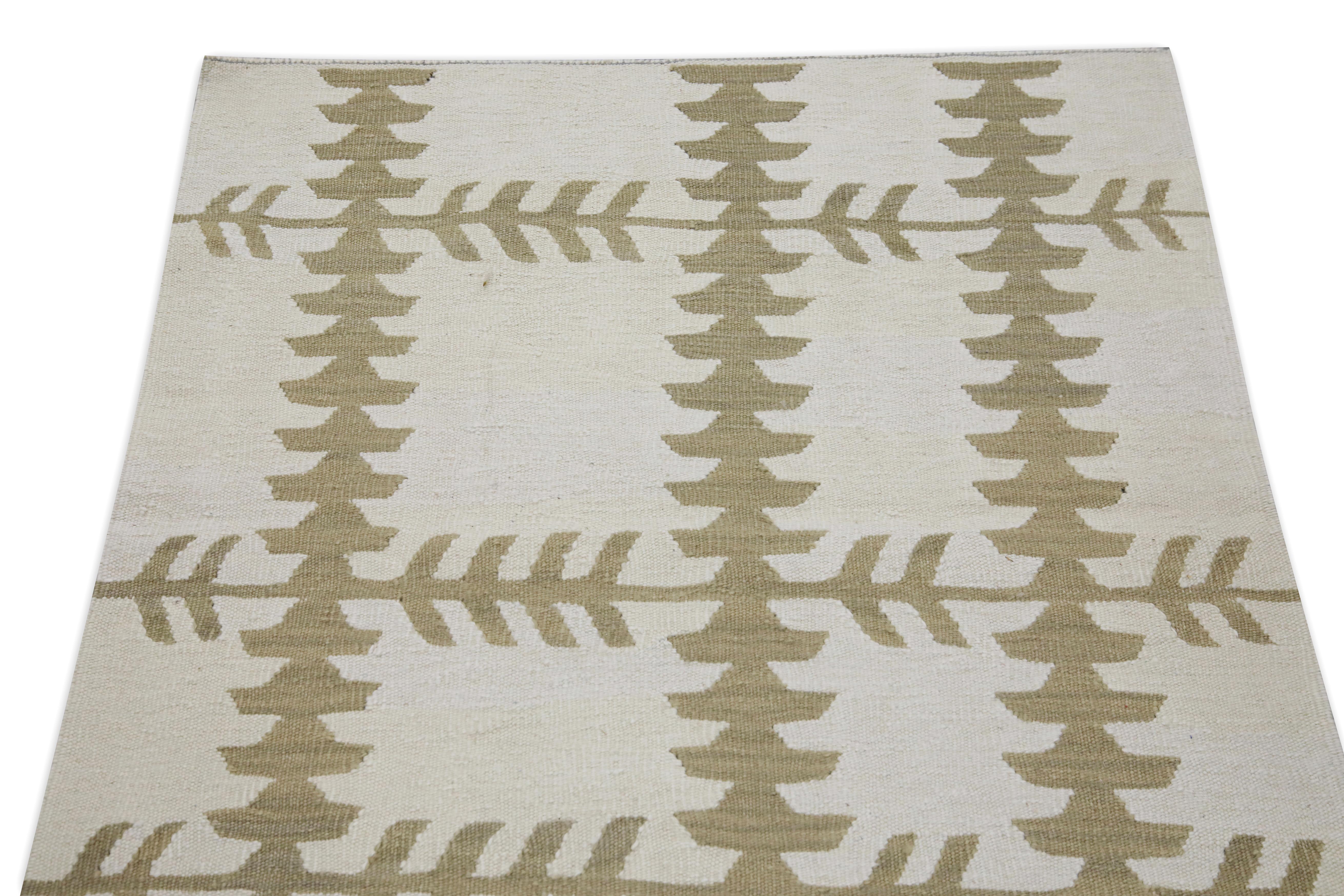 Moderner handgefertigter Flachgewebe-Wollteppich in Beige & Hellbraun 2'11