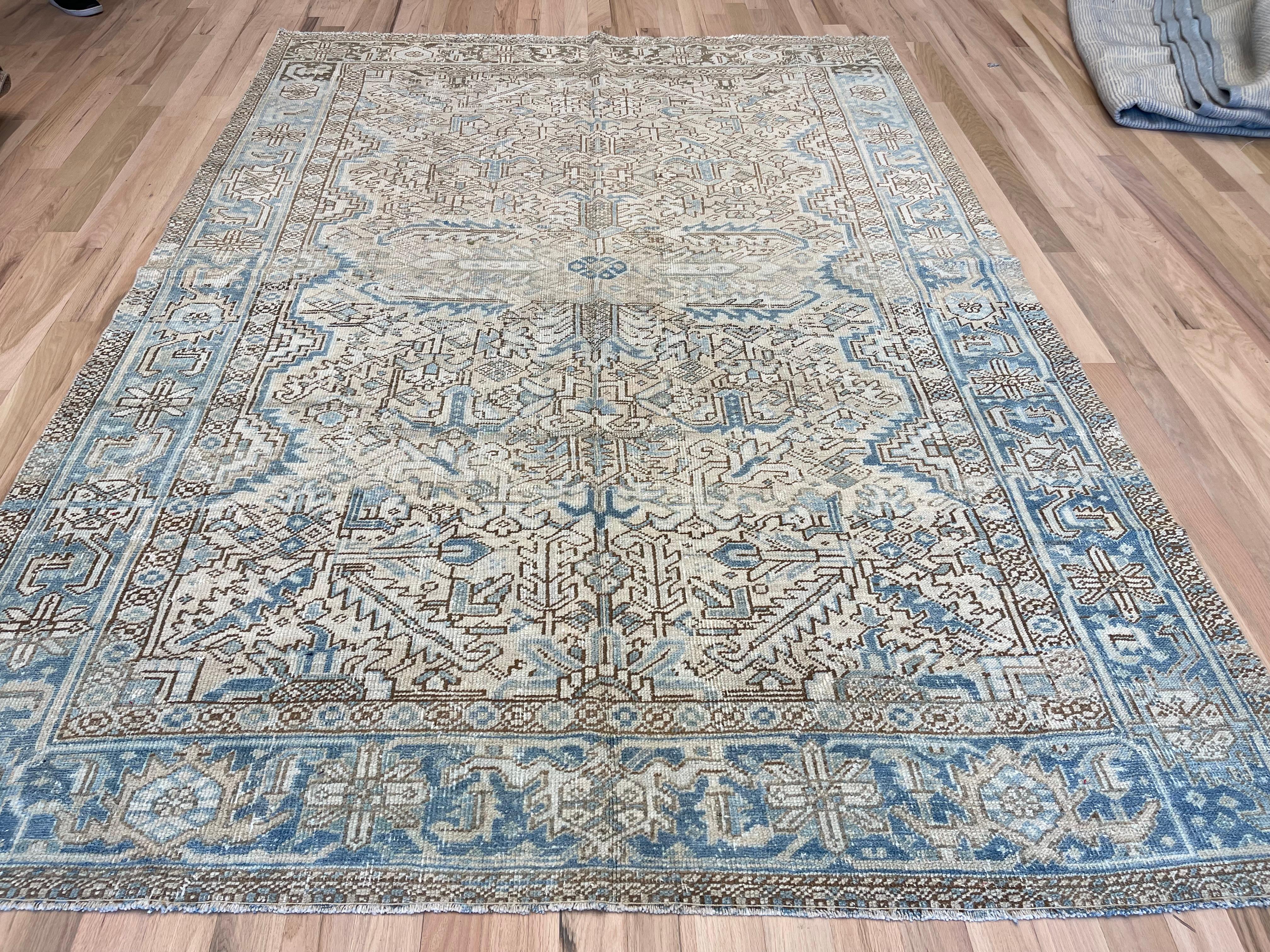 I colori beige, taupe e blu sono sparsi su tutto il campo del tappeto, mentre il rovescio si trova sui bordi di questo imponente tappeto turco. Un bordo prevalentemente blu e grigio incornicia la scena geometrica. Realizzato a mano e annodato a mano
