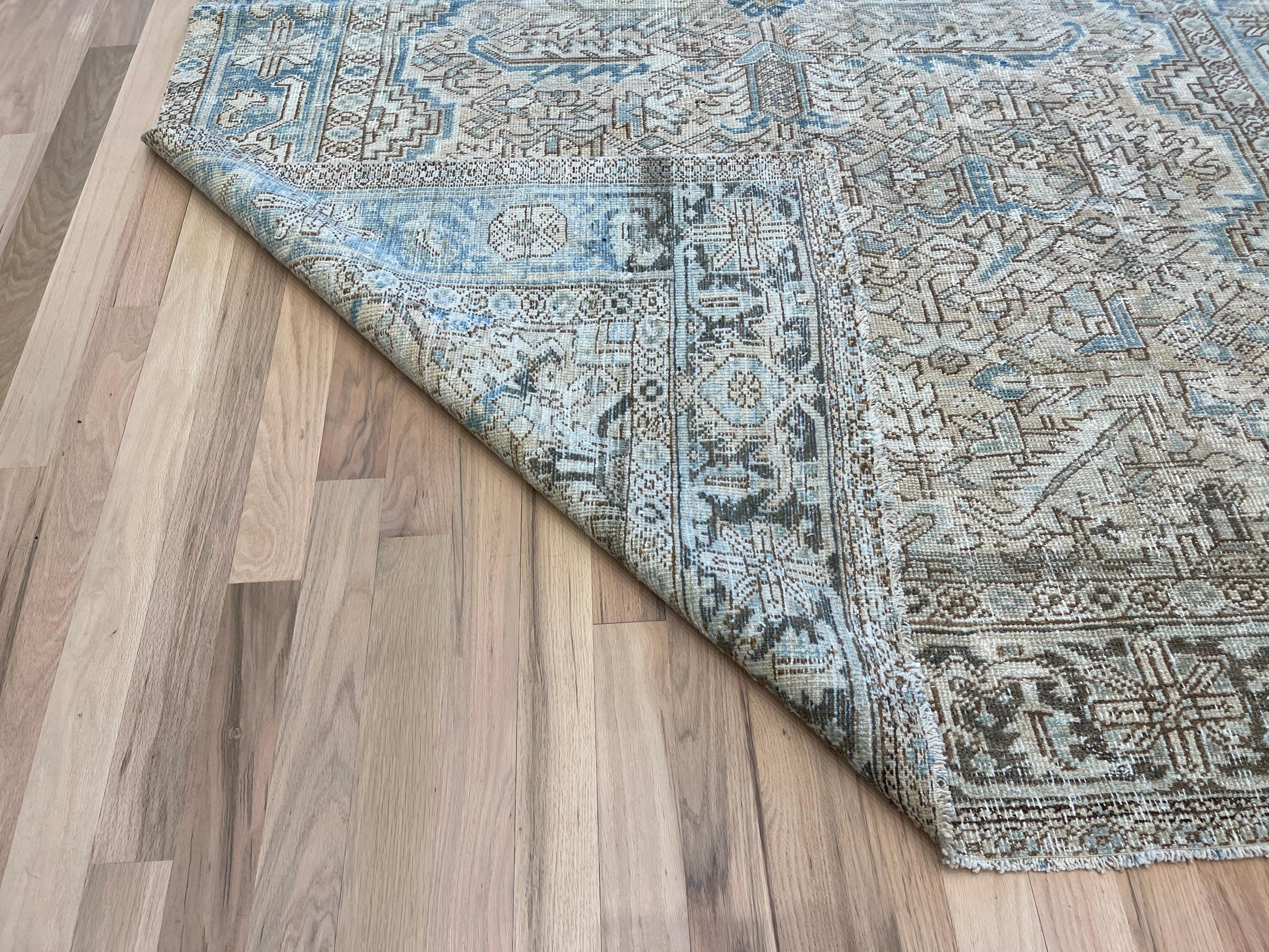 Turco Tappeto turco beige, grigio e blu con design geometrico in vendita