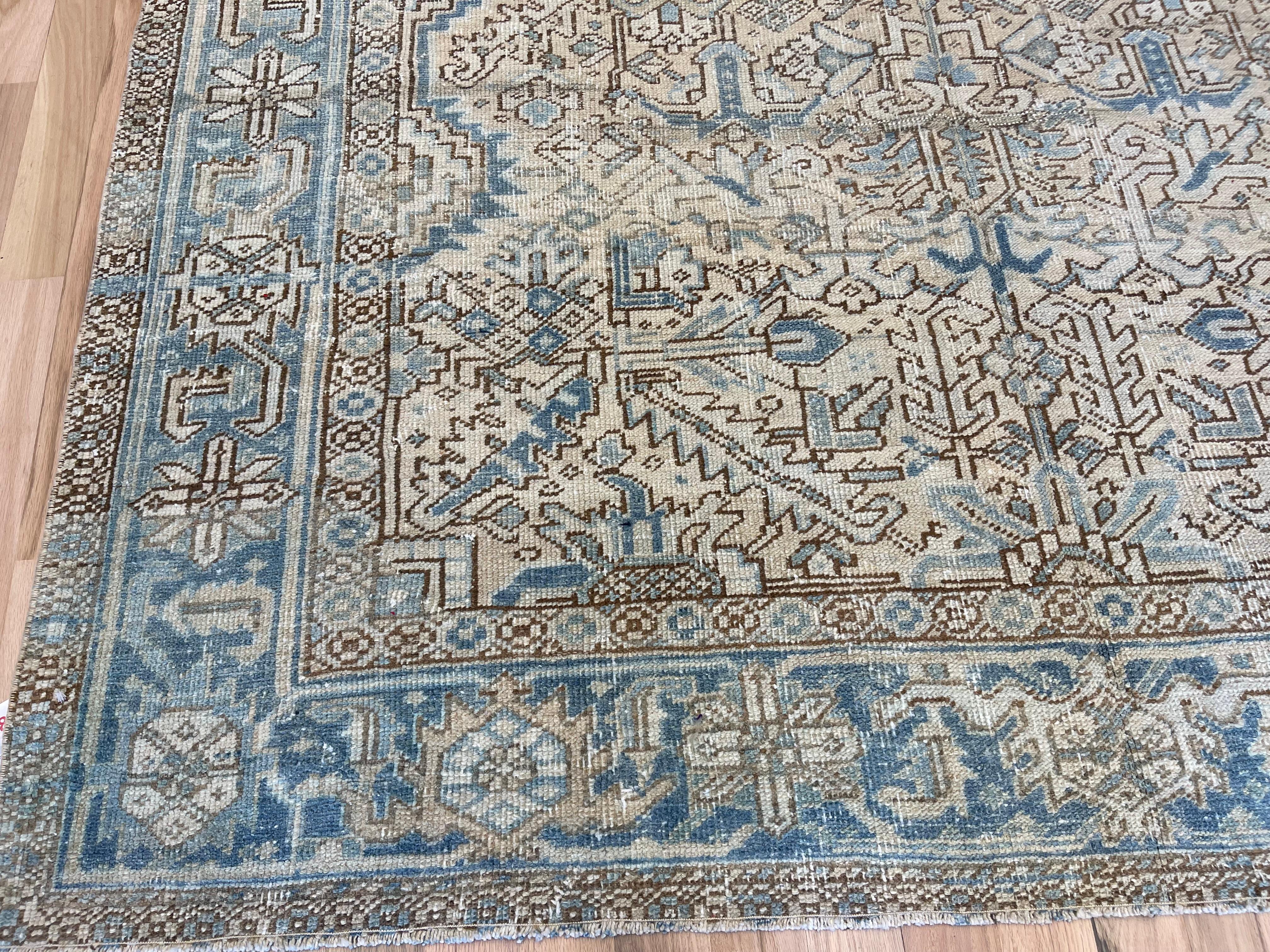 Annodato a mano Tappeto turco beige, grigio e blu con design geometrico in vendita