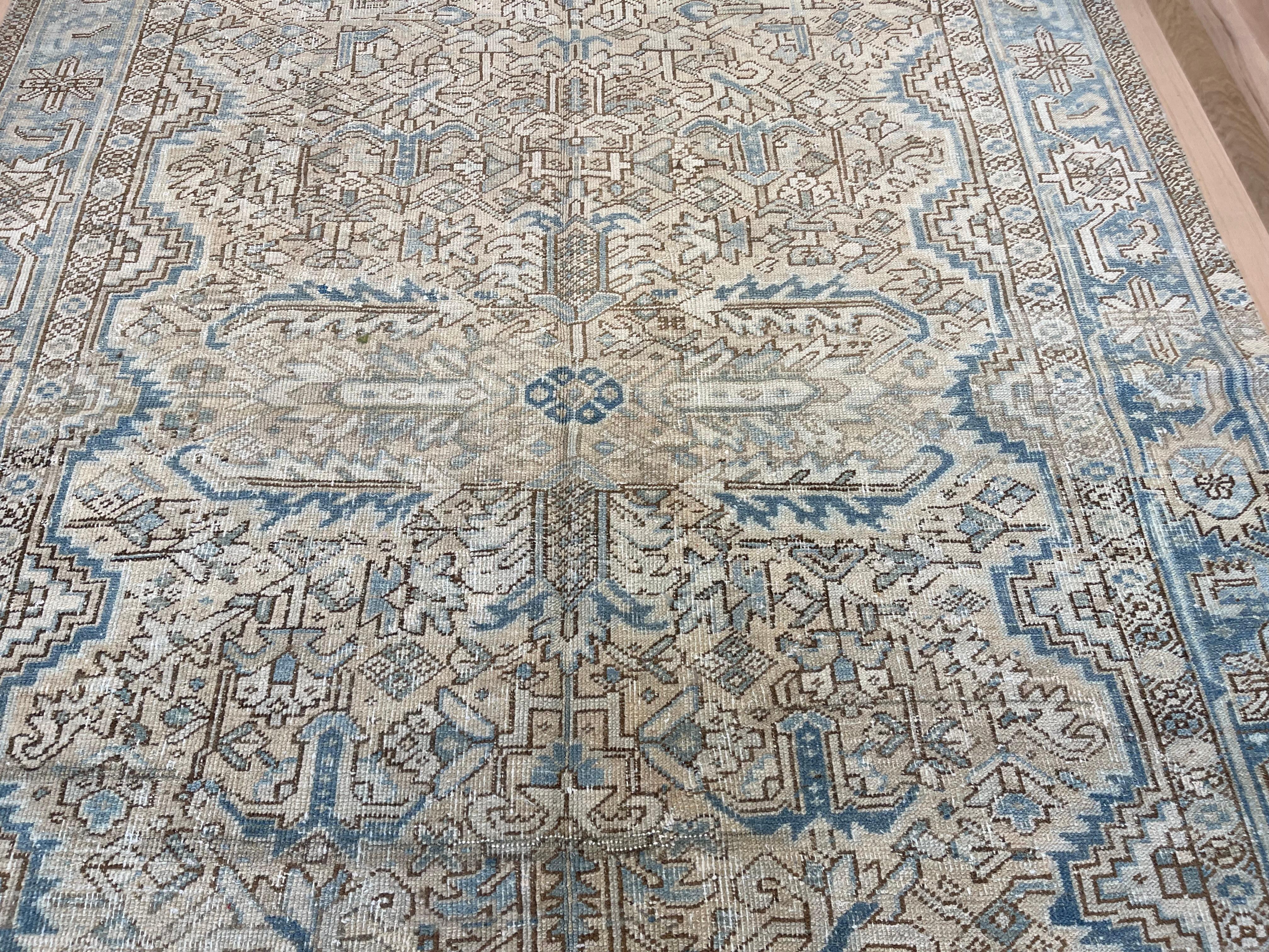 Tappeto turco beige, grigio e blu con design geometrico In condizioni Nuovo in vendita a West Hollywood, CA