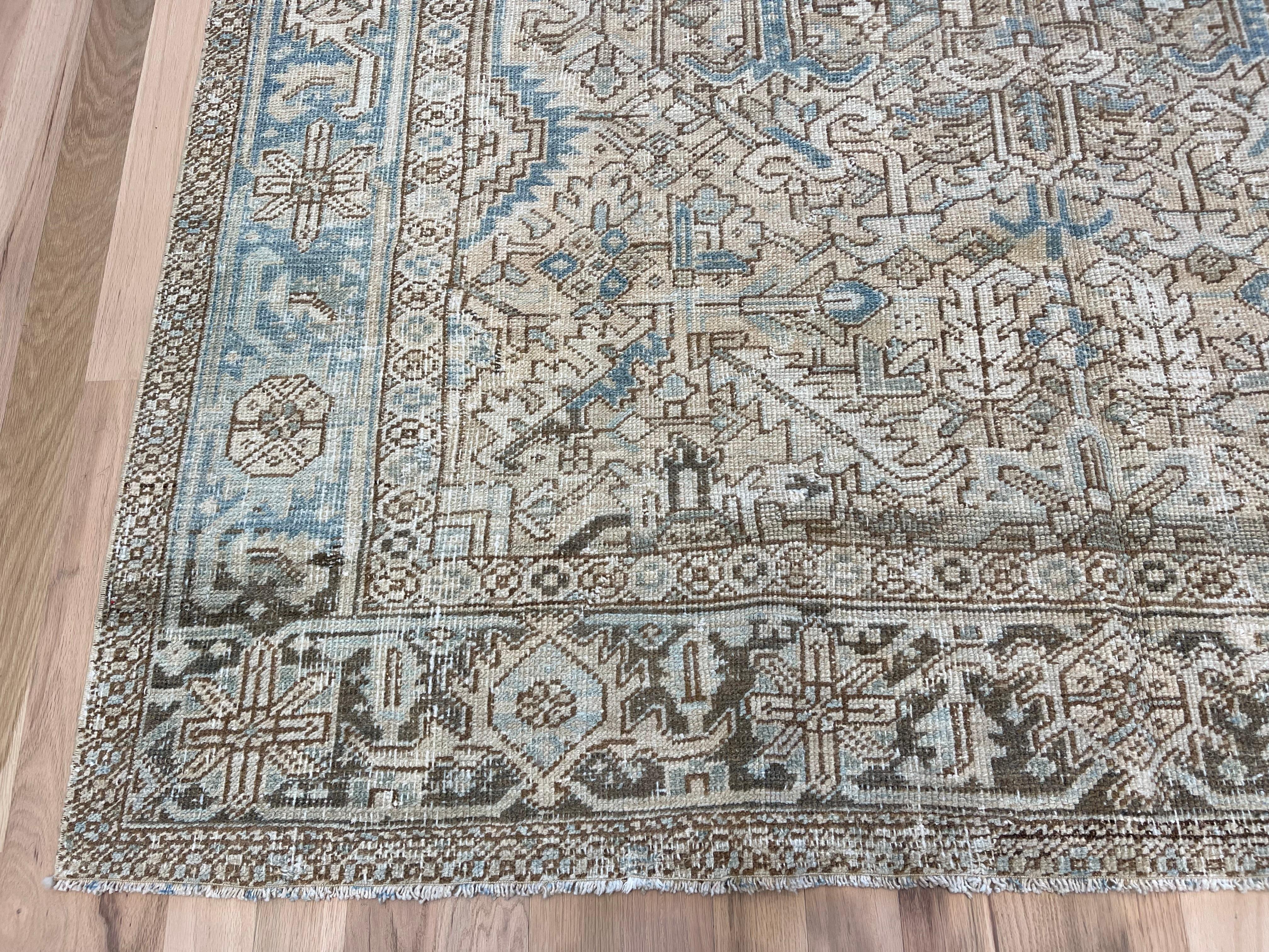 Tappeto turco beige, grigio e blu con design geometrico in vendita 1