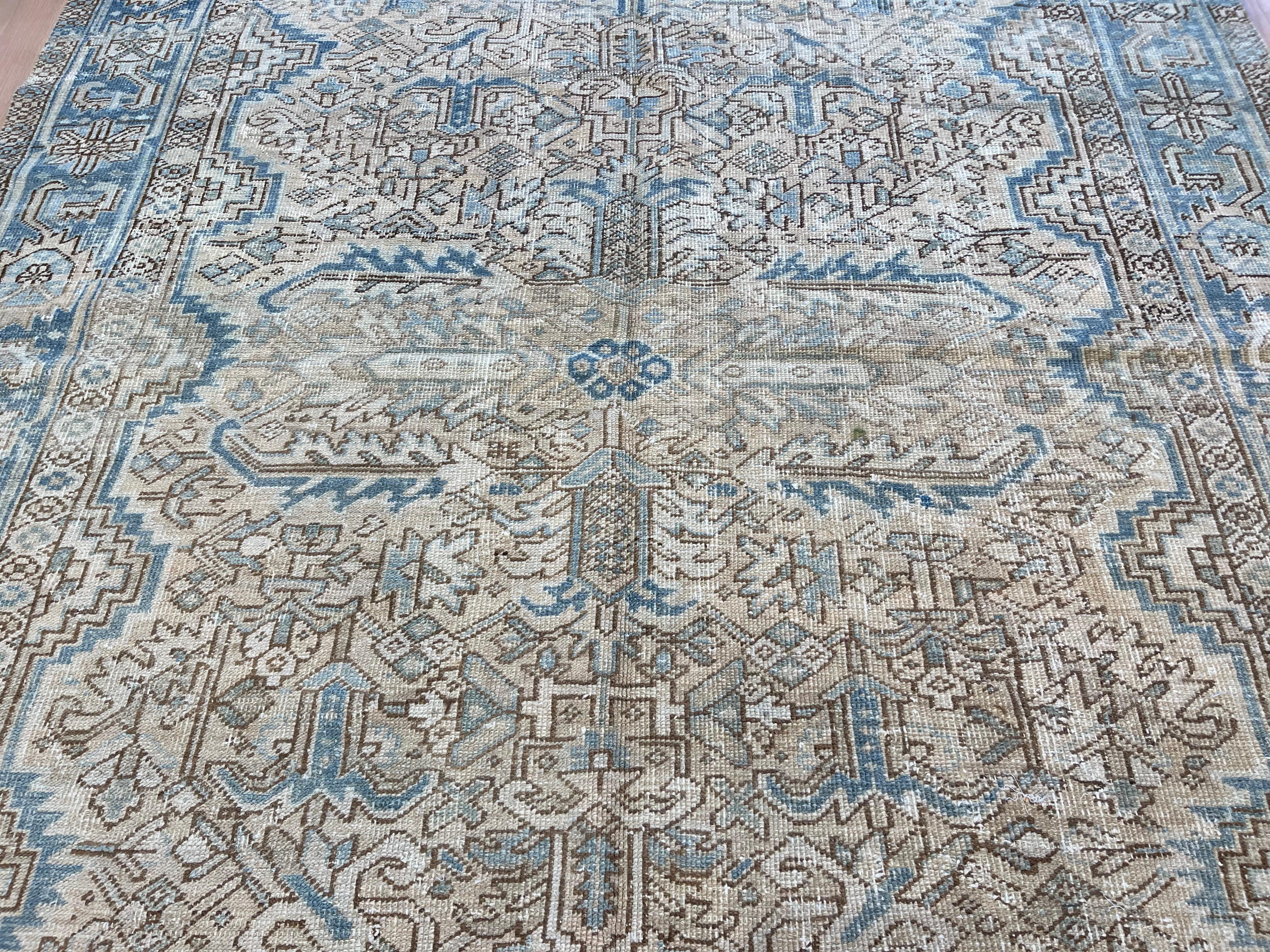 Tappeto turco beige, grigio e blu con design geometrico in vendita 2