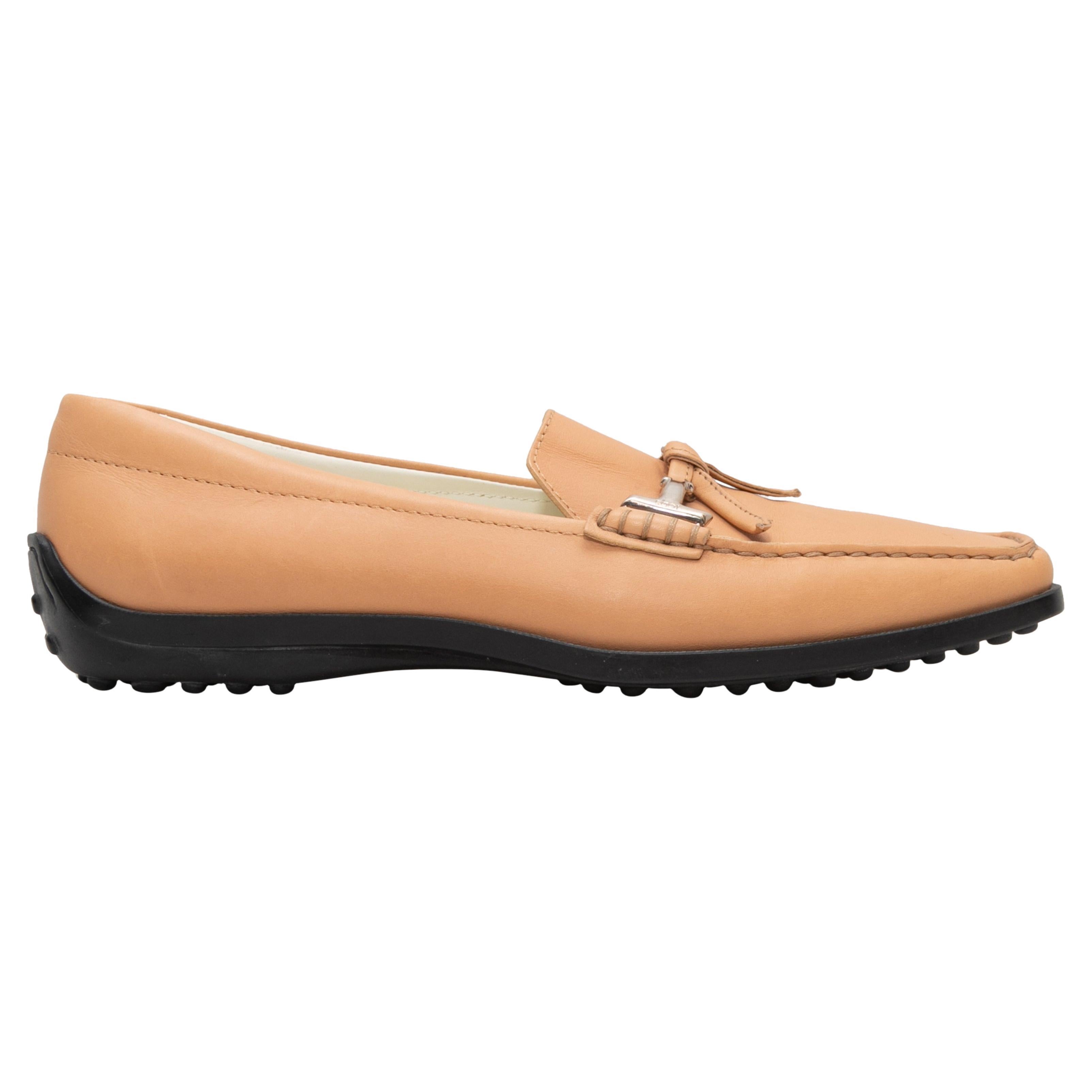 Tod's Mocassins de conduite en cuir beige, taille 37 en vente
