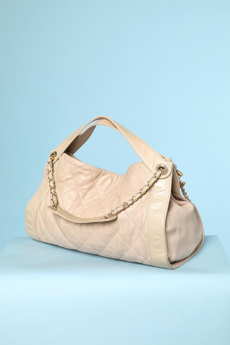 Beige top-stitched hand and shoulder bag. Numbered : 16036098
Size: Height: 24, width: 35 cm, depth: 10 cm 
Ottoman lining. 3 inside pockets , one with zip and 2 flat without zip. 