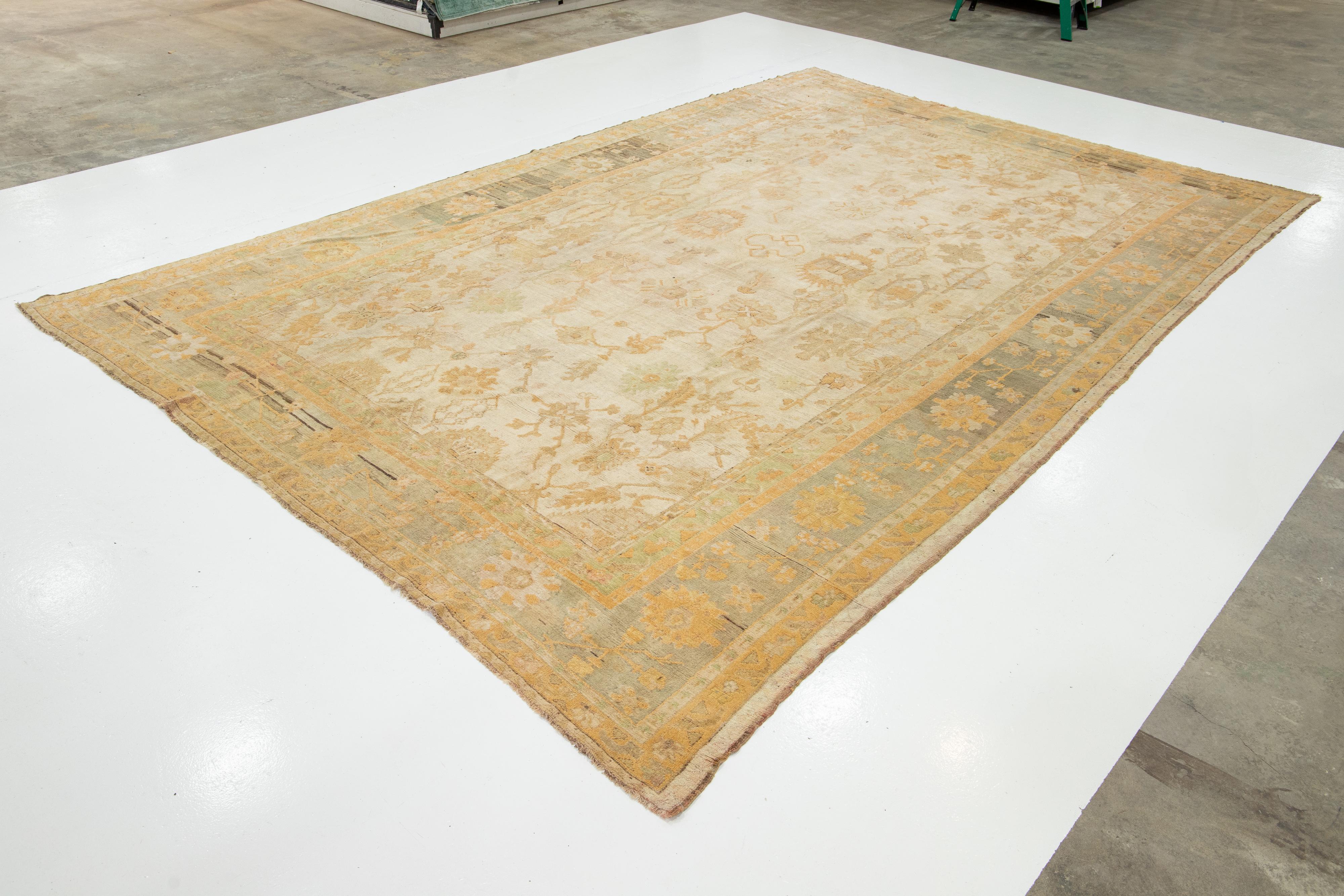 Beigefarbener antiker türkischer Oushak-Wollteppich in Übergröße mit  ein Blumendesign (Türkisch) im Angebot