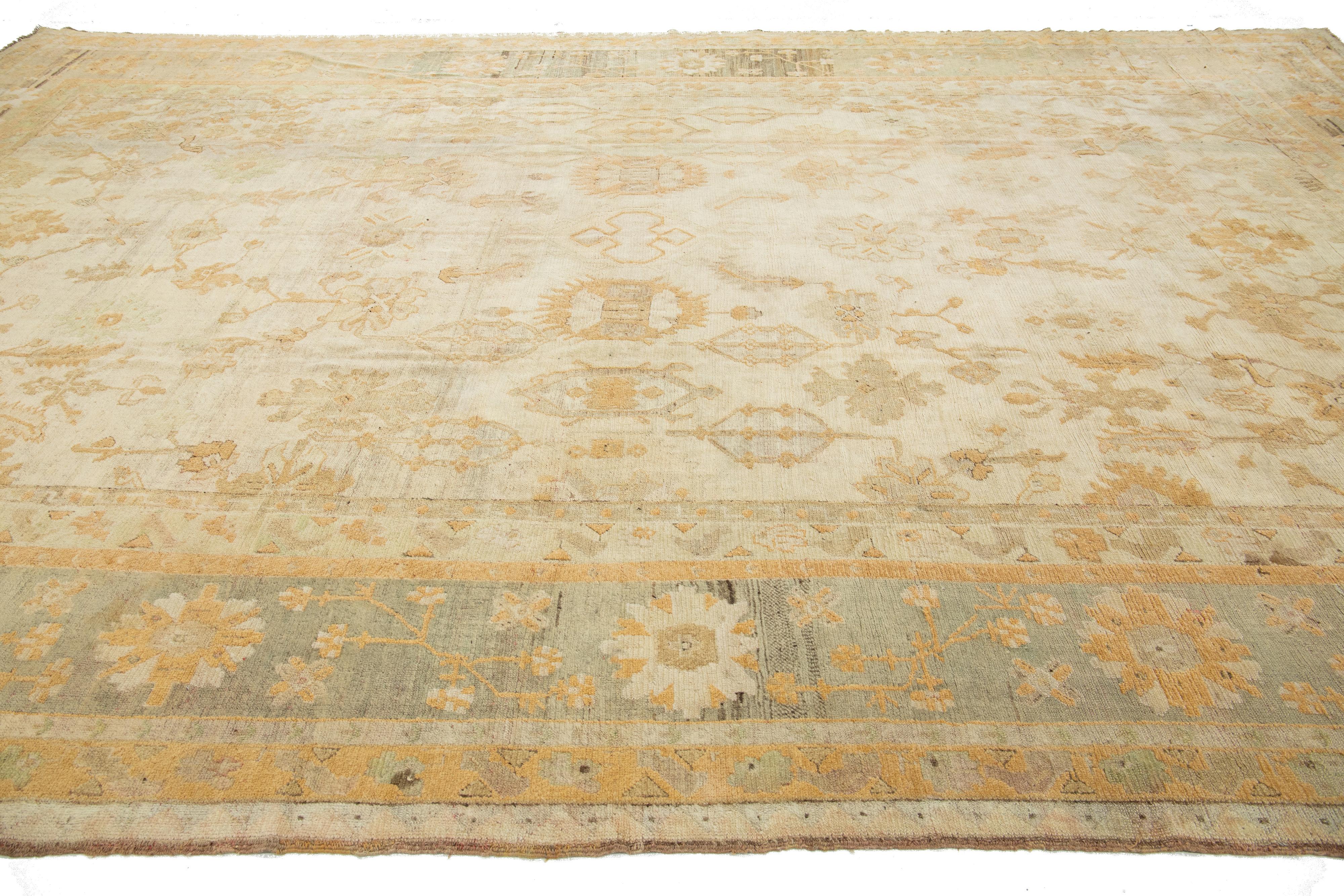 Beigefarbener antiker türkischer Oushak-Wollteppich in Übergröße mit  ein Blumendesign (Wolle) im Angebot