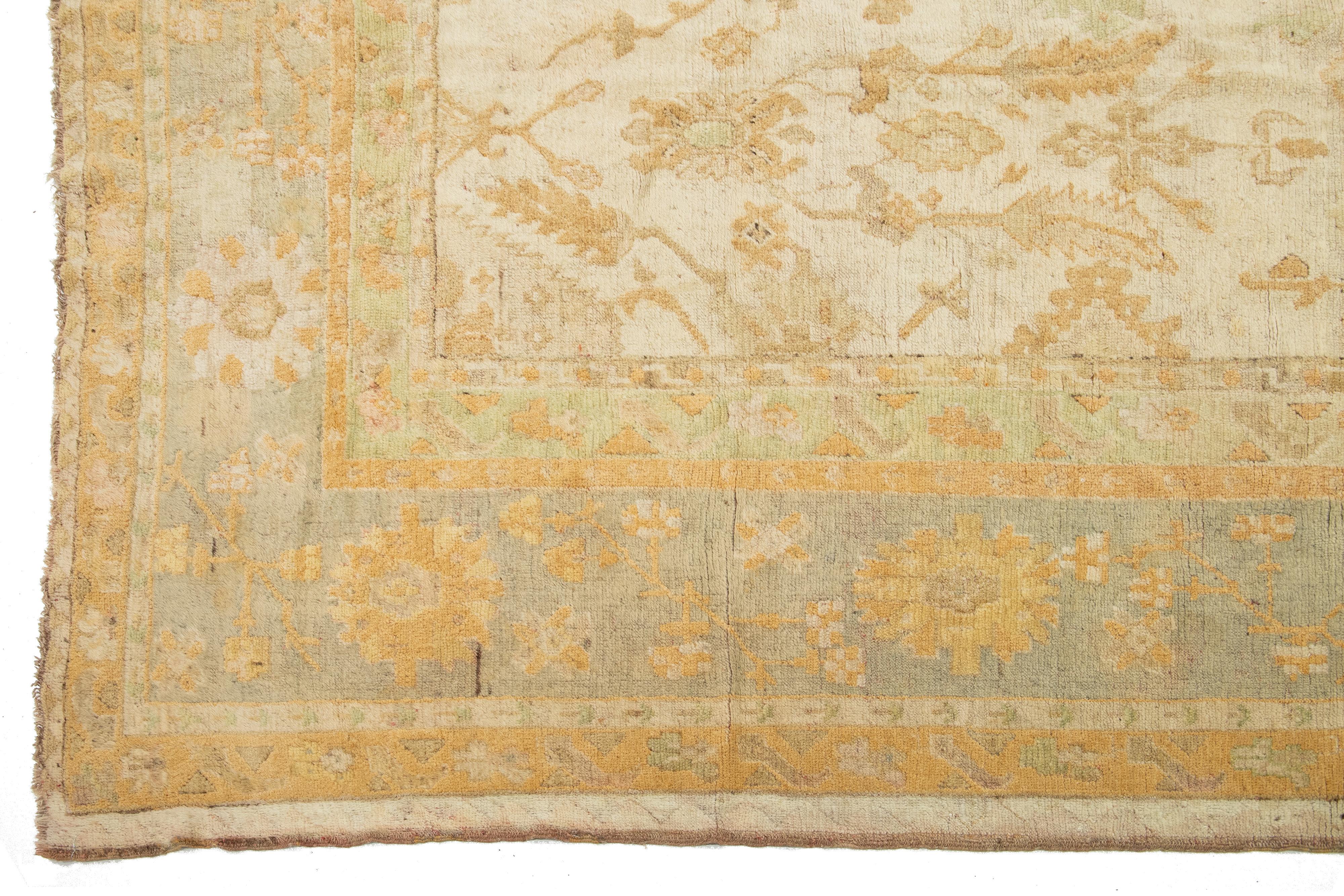 Beigefarbener antiker türkischer Oushak-Wollteppich in Übergröße mit  ein Blumendesign im Angebot 1