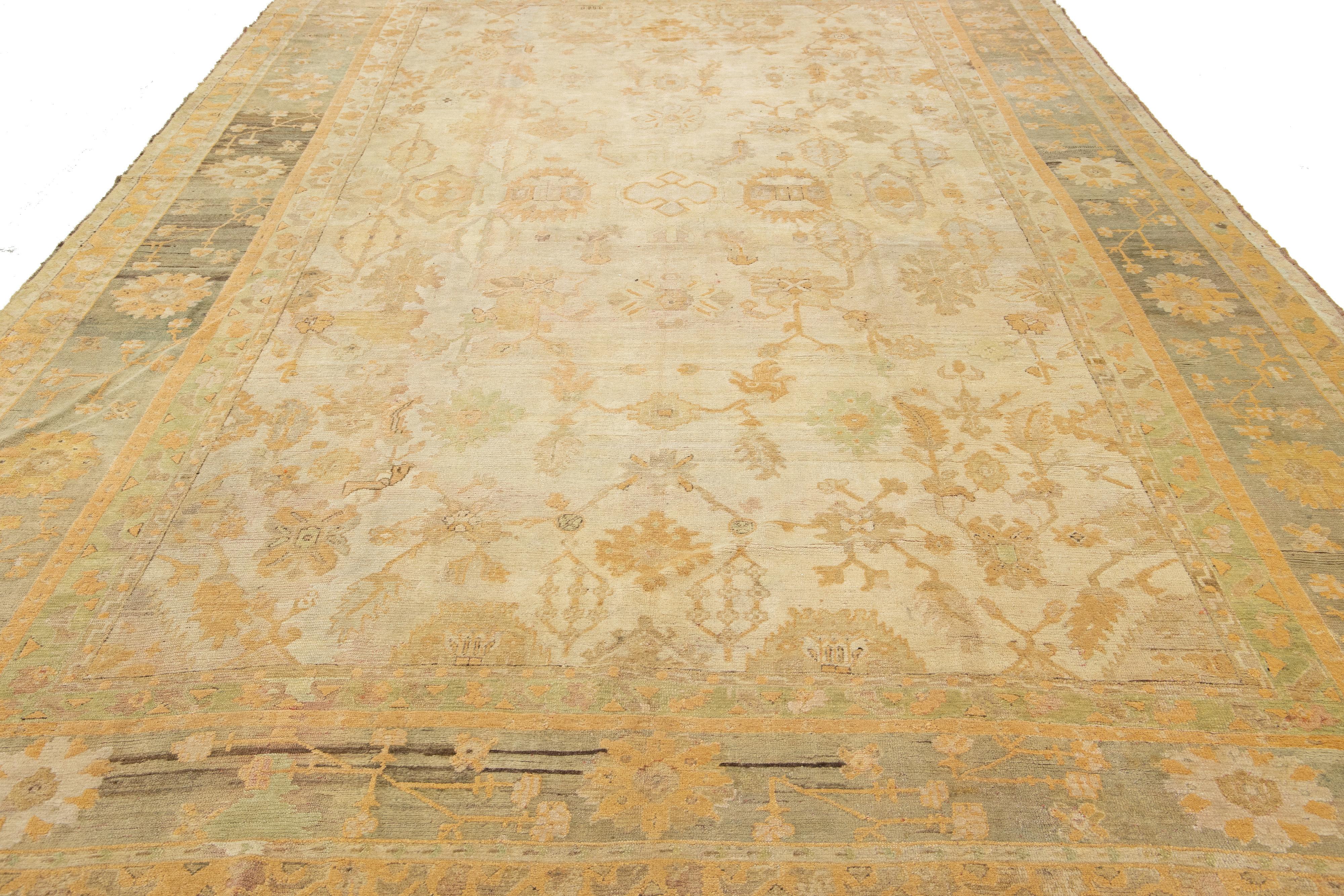 Beigefarbener antiker türkischer Oushak-Wollteppich in Übergröße mit  ein Blumendesign im Angebot 2