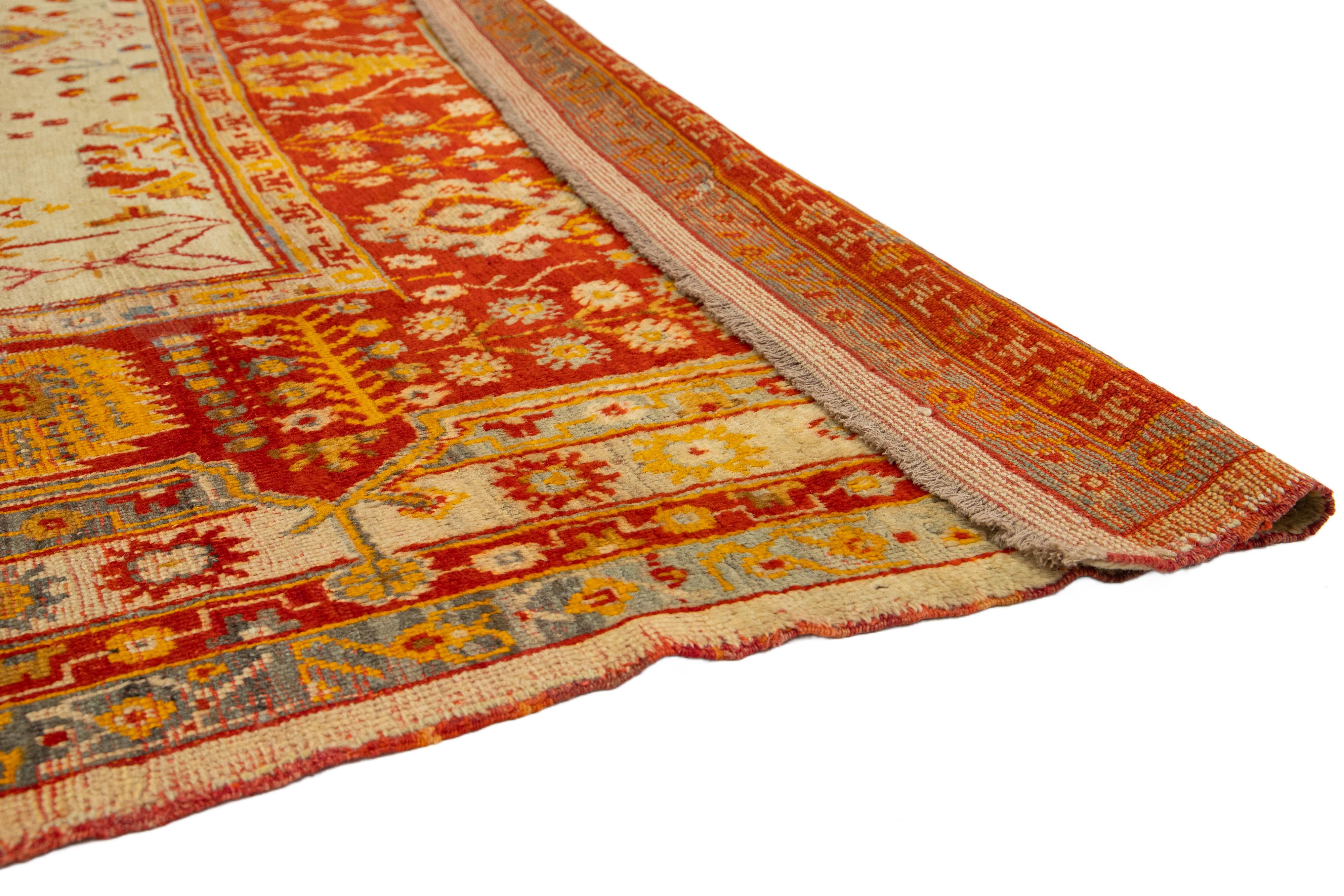 Türkischer Oushak-Teppich aus antiker Wolle in Beige, handgefertigt mit Blumenmuster (Handgeknüpft) im Angebot