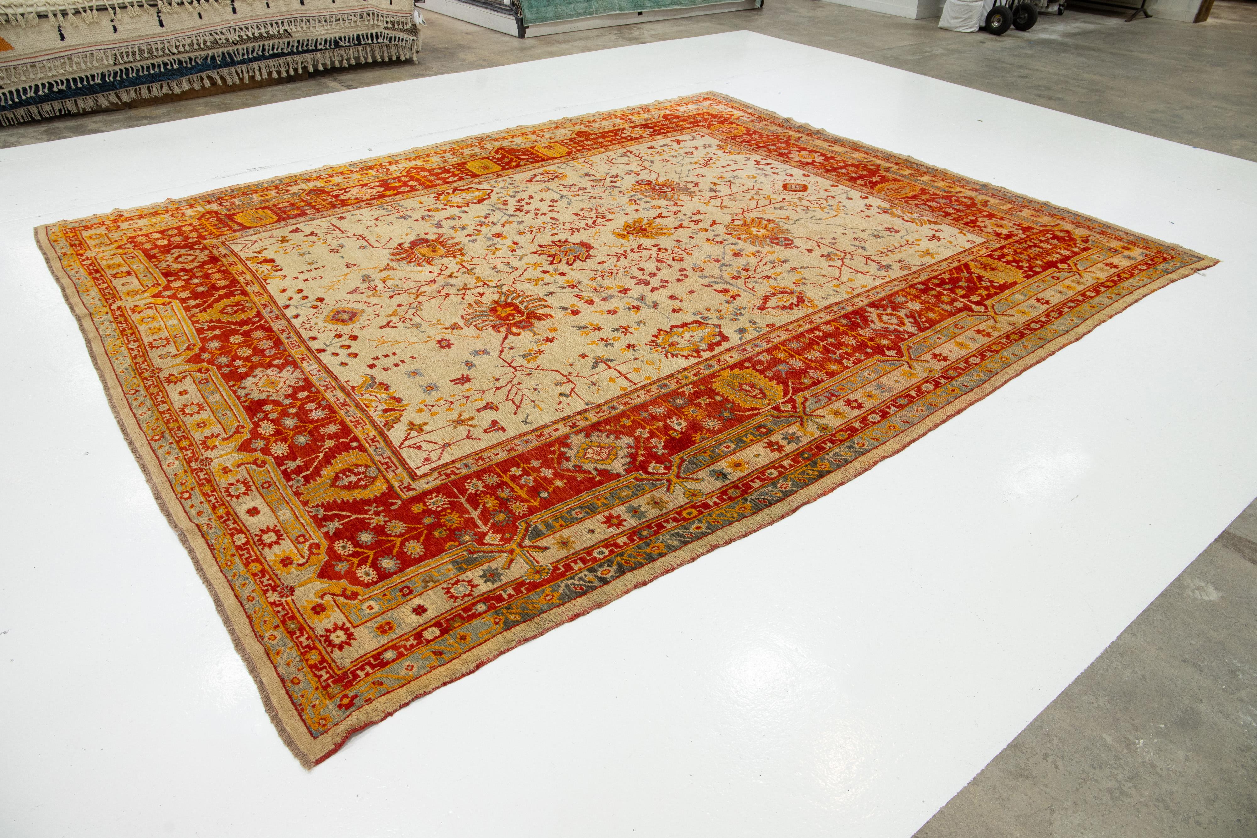 Türkischer Oushak-Teppich aus antiker Wolle in Beige, handgefertigt mit Blumenmuster im Zustand „Hervorragend“ im Angebot in Norwalk, CT