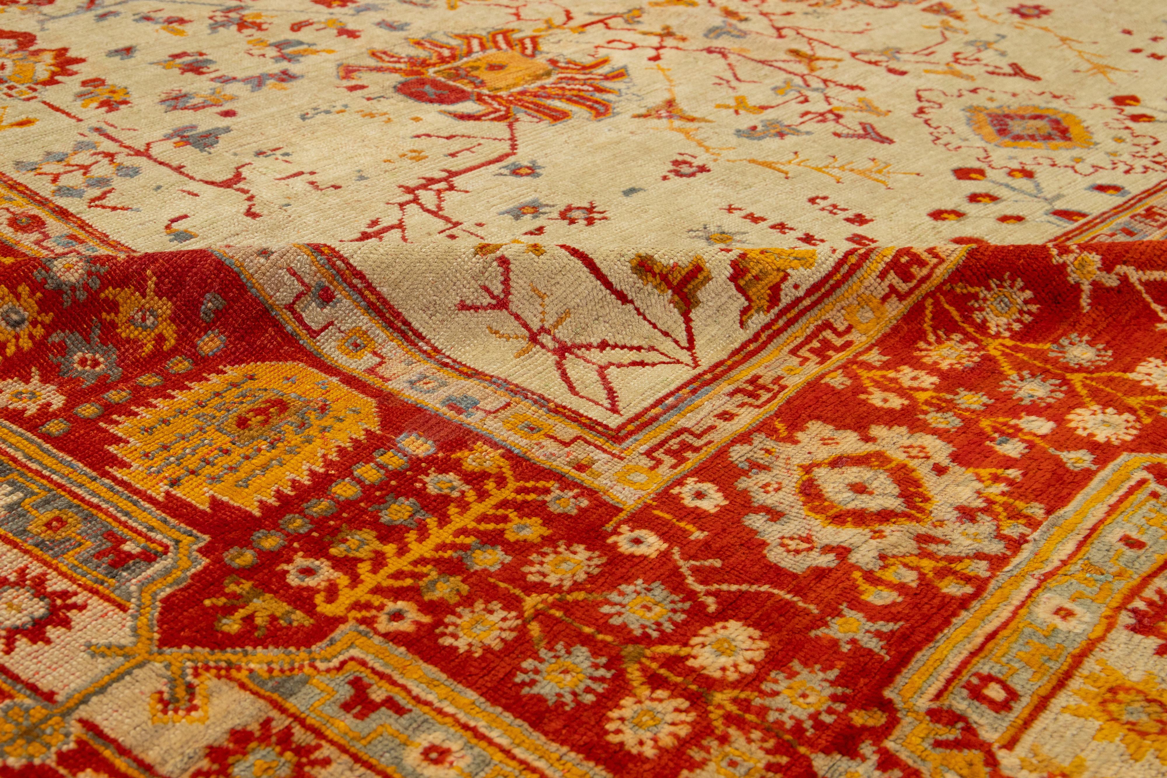 Türkischer Oushak-Teppich aus antiker Wolle in Beige, handgefertigt mit Blumenmuster (19. Jahrhundert) im Angebot