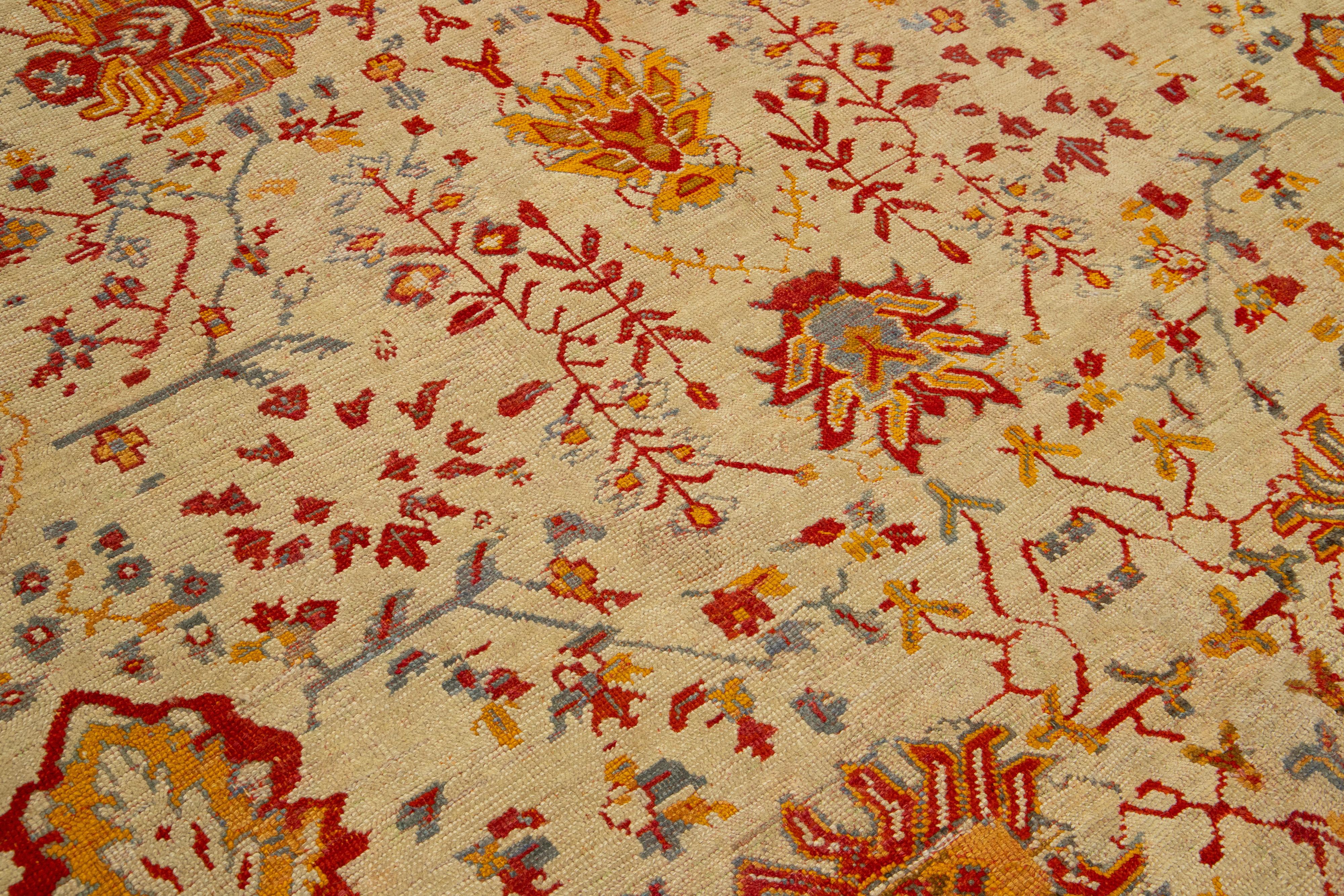 Türkischer Oushak-Teppich aus antiker Wolle in Beige, handgefertigt mit Blumenmuster im Angebot 1