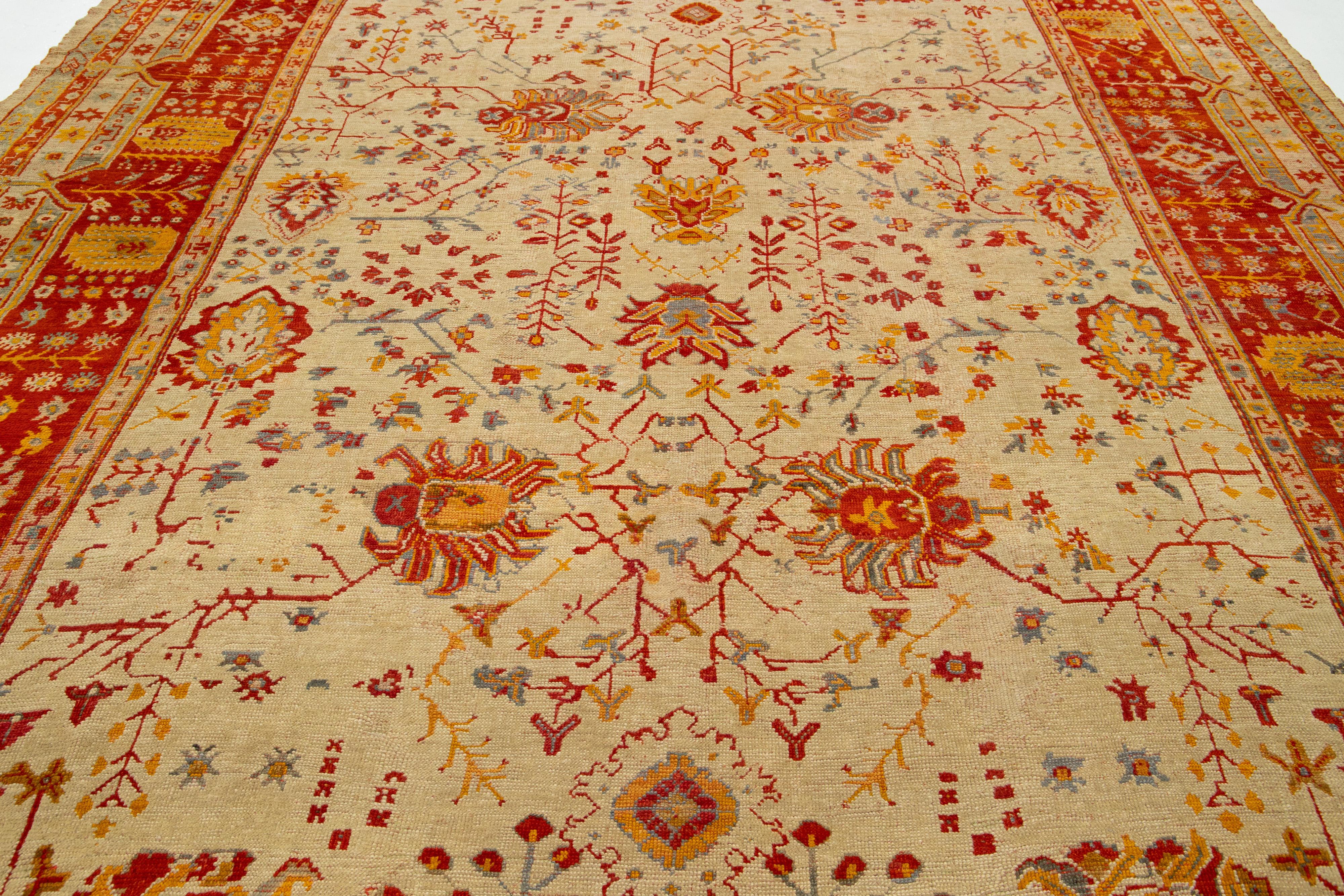 Türkischer Oushak-Teppich aus antiker Wolle in Beige, handgefertigt mit Blumenmuster im Angebot 2