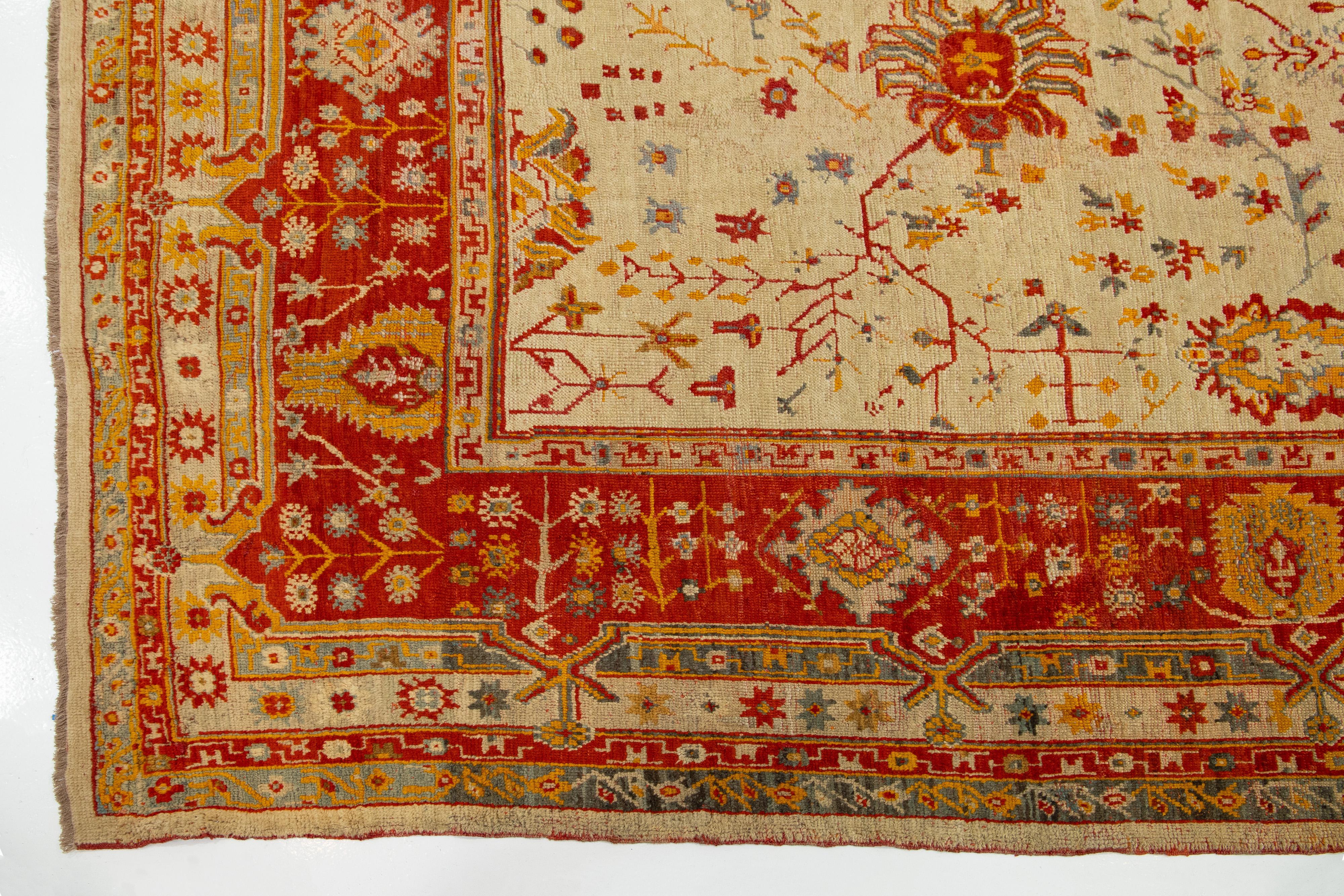Türkischer Oushak-Teppich aus antiker Wolle in Beige, handgefertigt mit Blumenmuster im Angebot 3