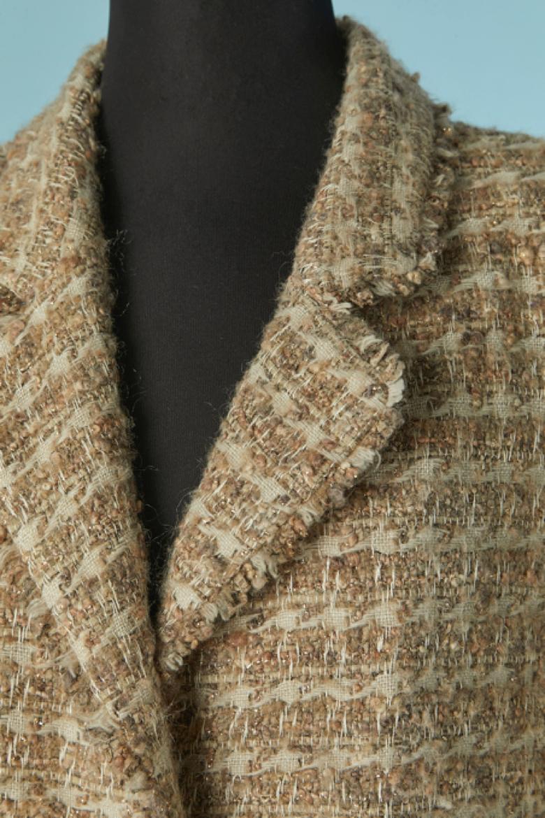 Chaqueta de un solo pecho de tweed beige con botón de la marca y cierre de ojal en la parte delantera central. Forro de marca de seda.
Hombrera. Barbilla en el borde inferior interior. 2 Bolsillos a ambos lados.
TALLA M/L 