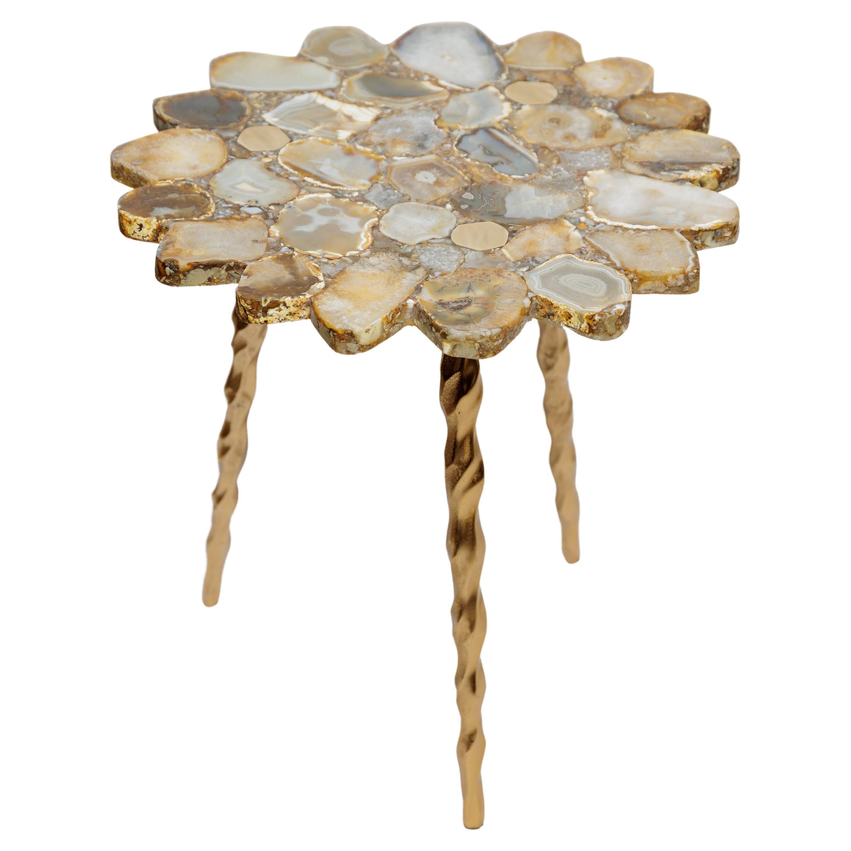 Table à plateau en pierre naturelle beige avec trois pieds en métal