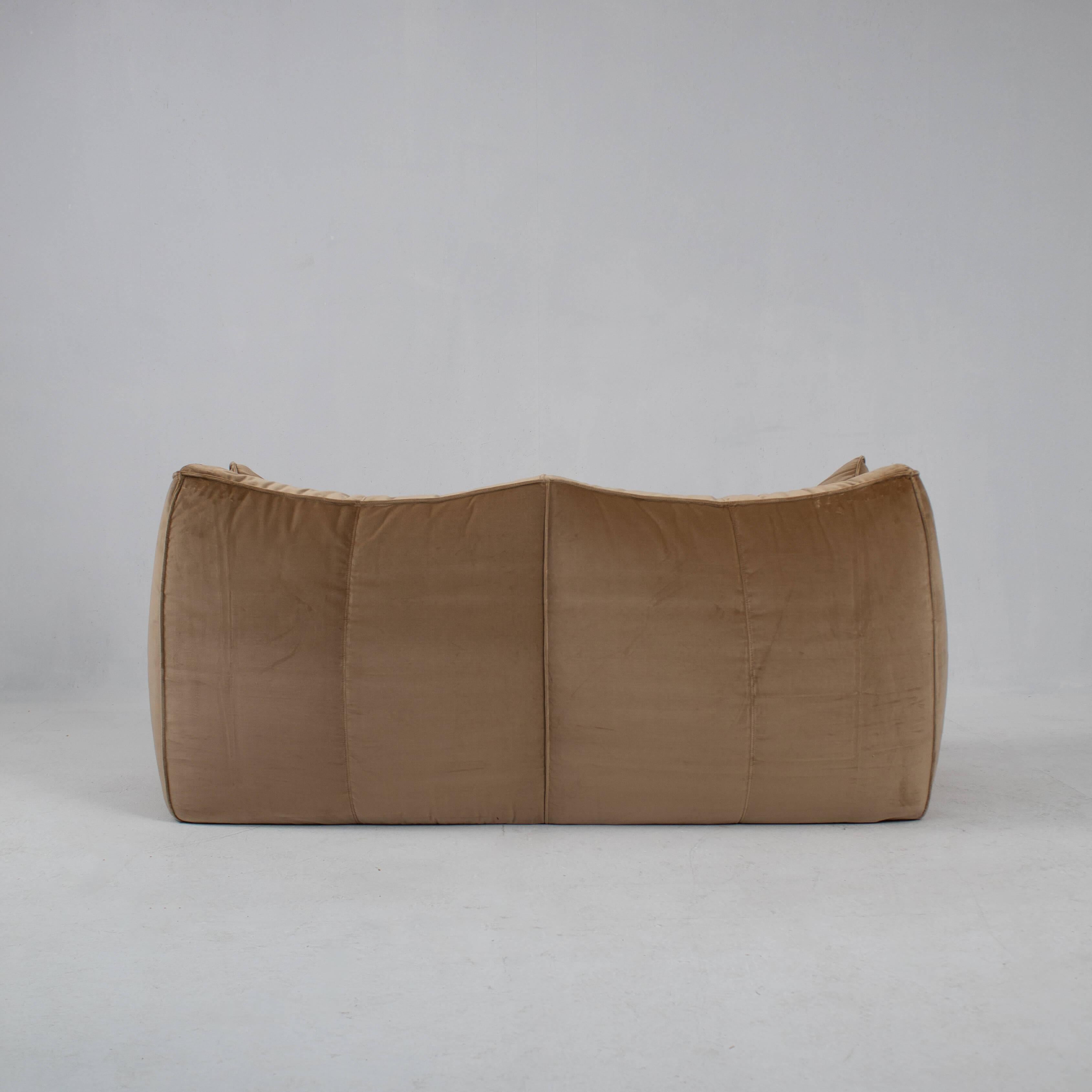 Beige Velvet Le bambole 2seat sofa by Mario Bellini for B&B Italia In Excellent Condition In Antwerpen, BE