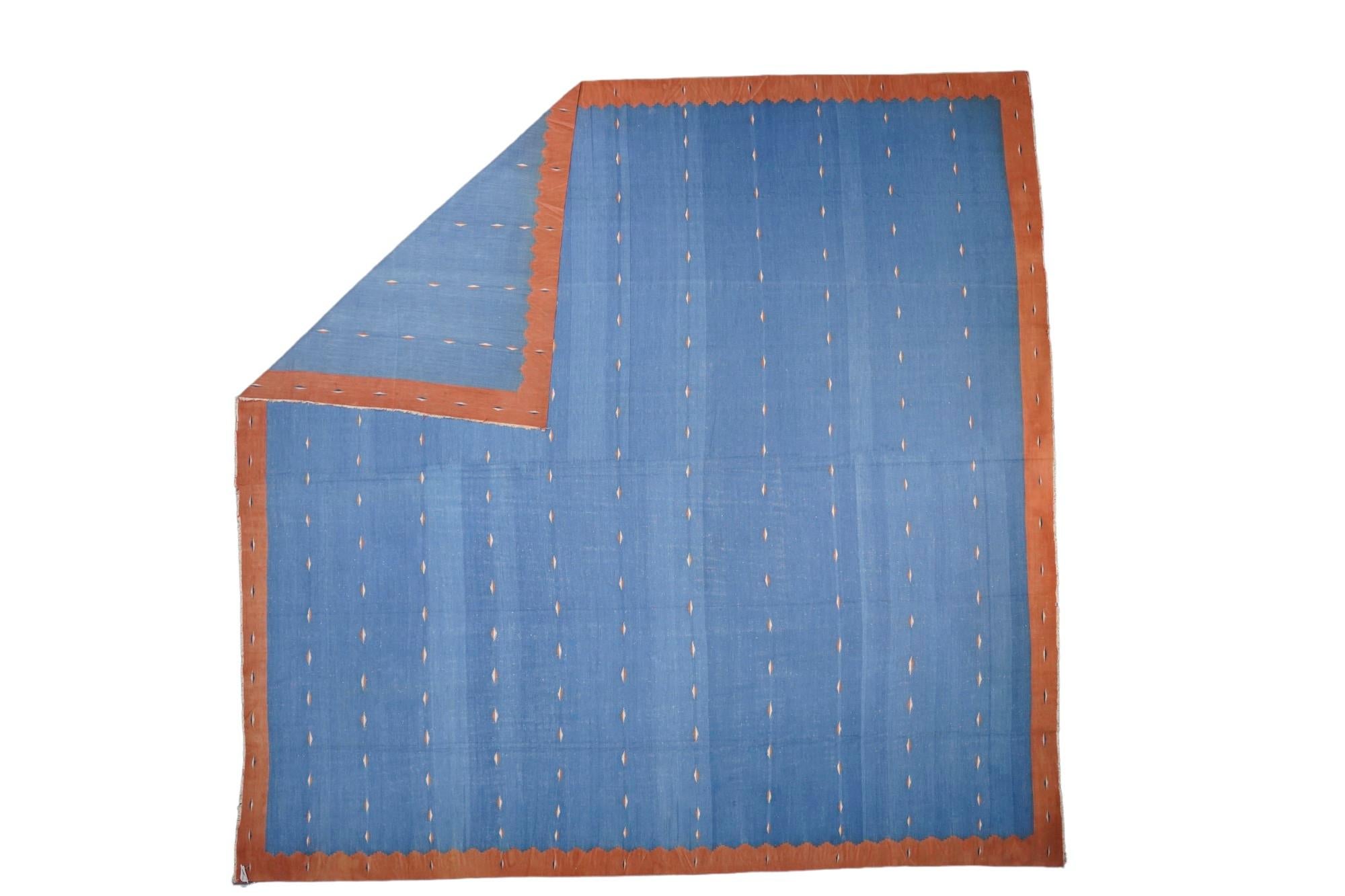 Dieser 13x13 große Teppich ist ein seltener quadratischer Vintage-Dhurrie-Teppich aus einer aufregenden neuen Kuration aus der Mitte des Jahrhunderts von Rug &New Kilim. Das handgewebte Flachgewebe aus Wolle stammt aus Indien (ca. 1950-1960) und